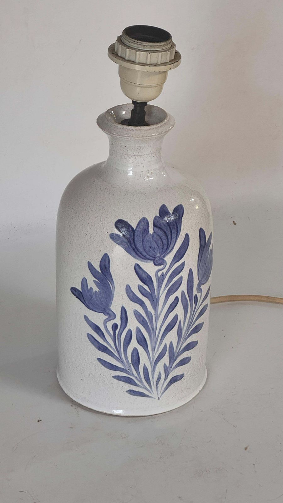 1970s Biot Ceramic Table Lamp – White And Blue Floral Design, French Provincial photo vinterior