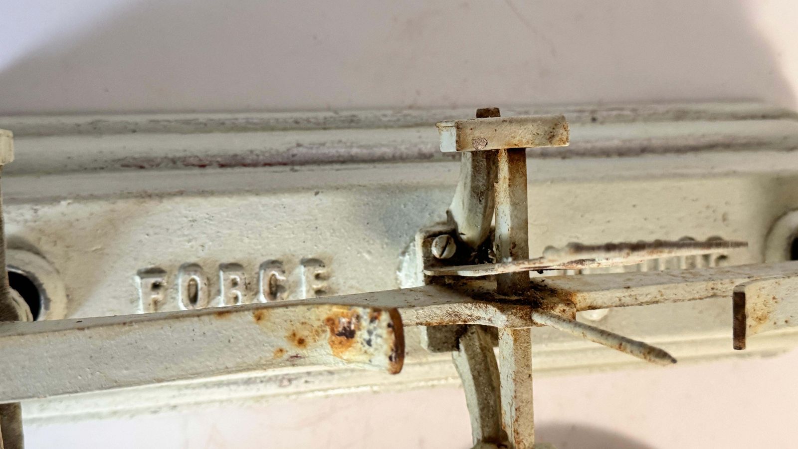 photo vinterior Antiques French Scale France 20th Wrought Iron And Brass Green And Gold Colors