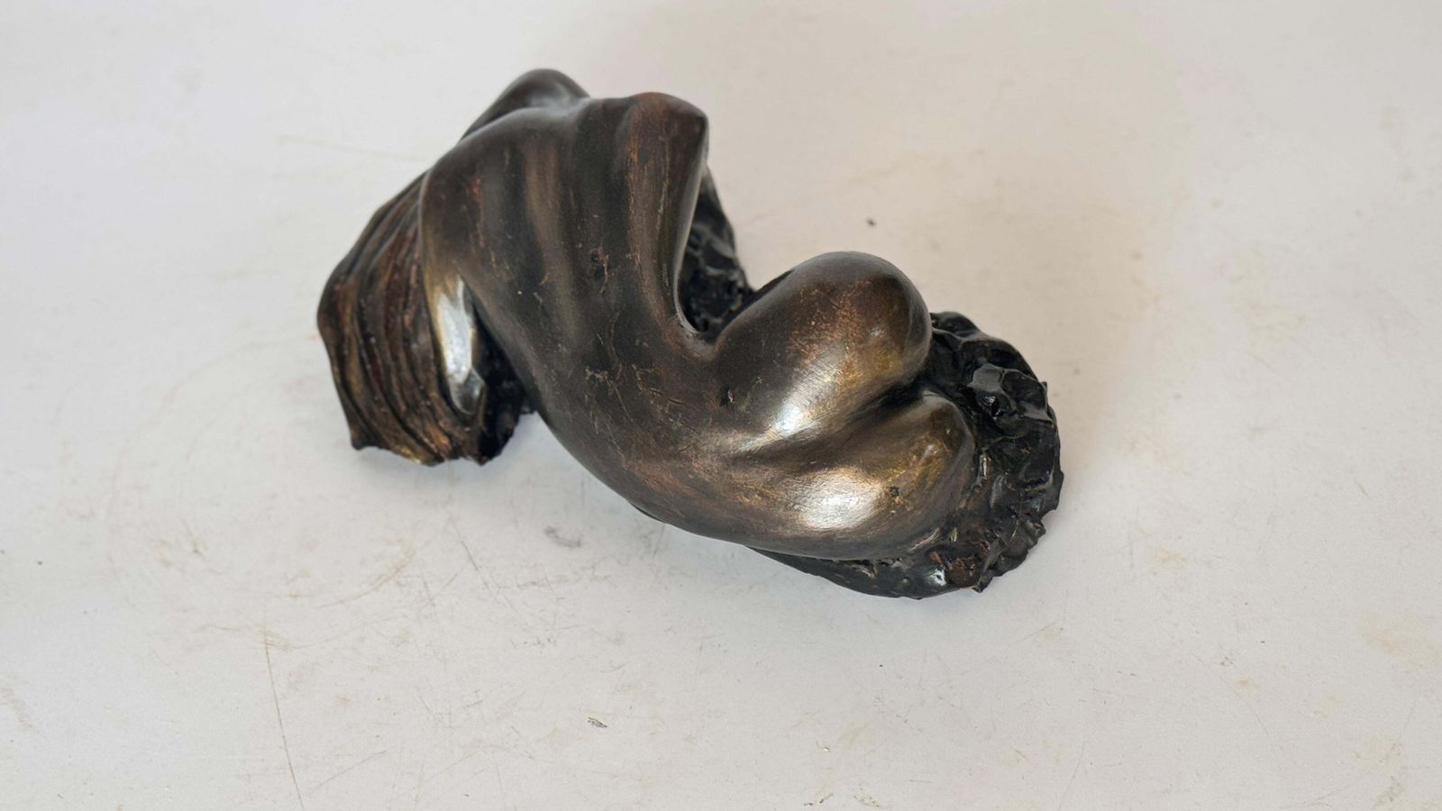 photo vintage Reclining Female Sculpture – Black Patina – Raw Clay – 1970s