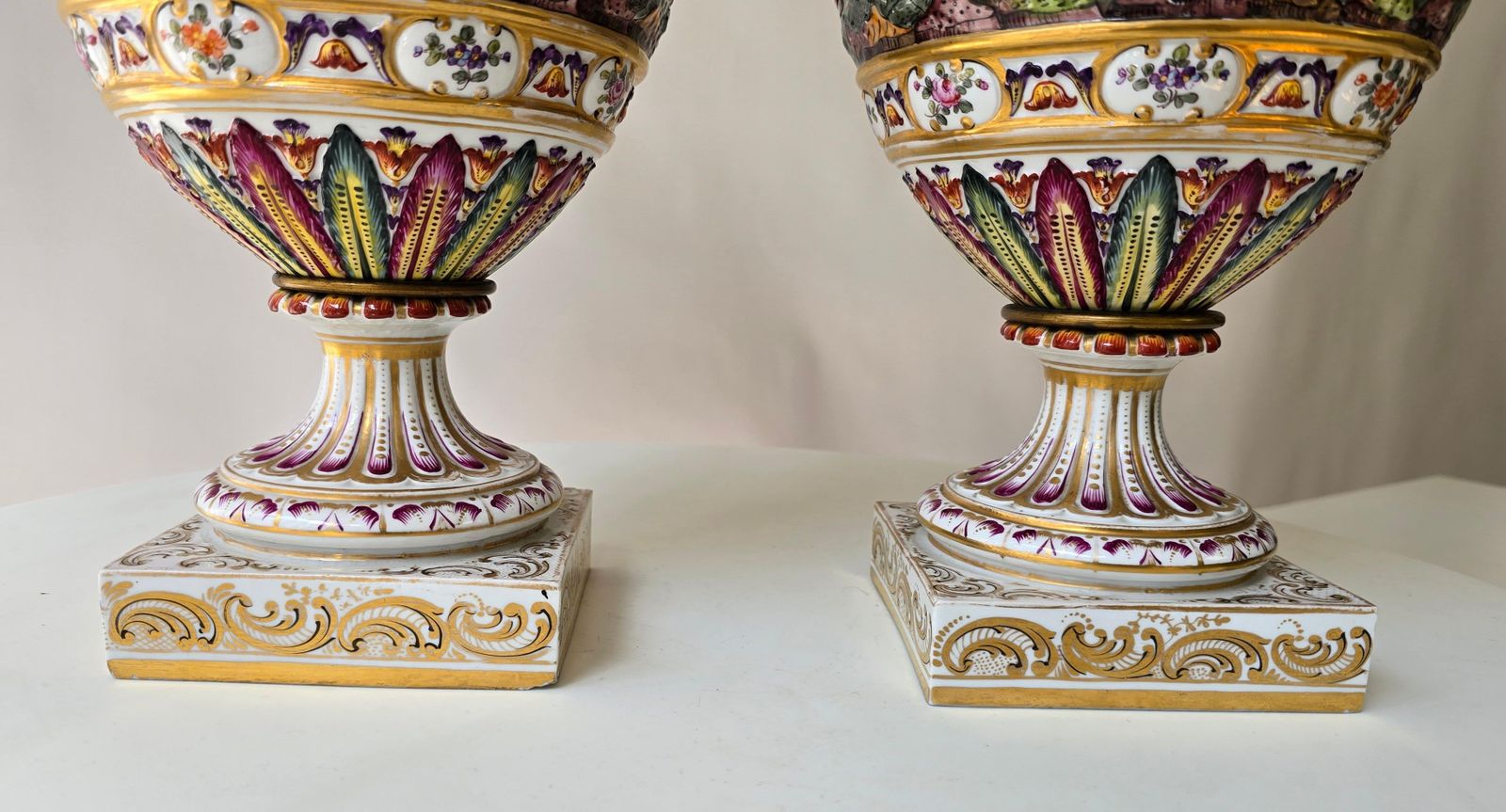 photo vinterior Pair Of 19th Century Capodimonte Porcelain Urns Vazes With Mythological Reliefs