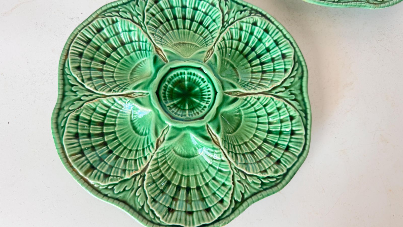 Set Of 2 French Green Majolica Plates – Sarreguemines Manufacture – 20th Century photo vinterior