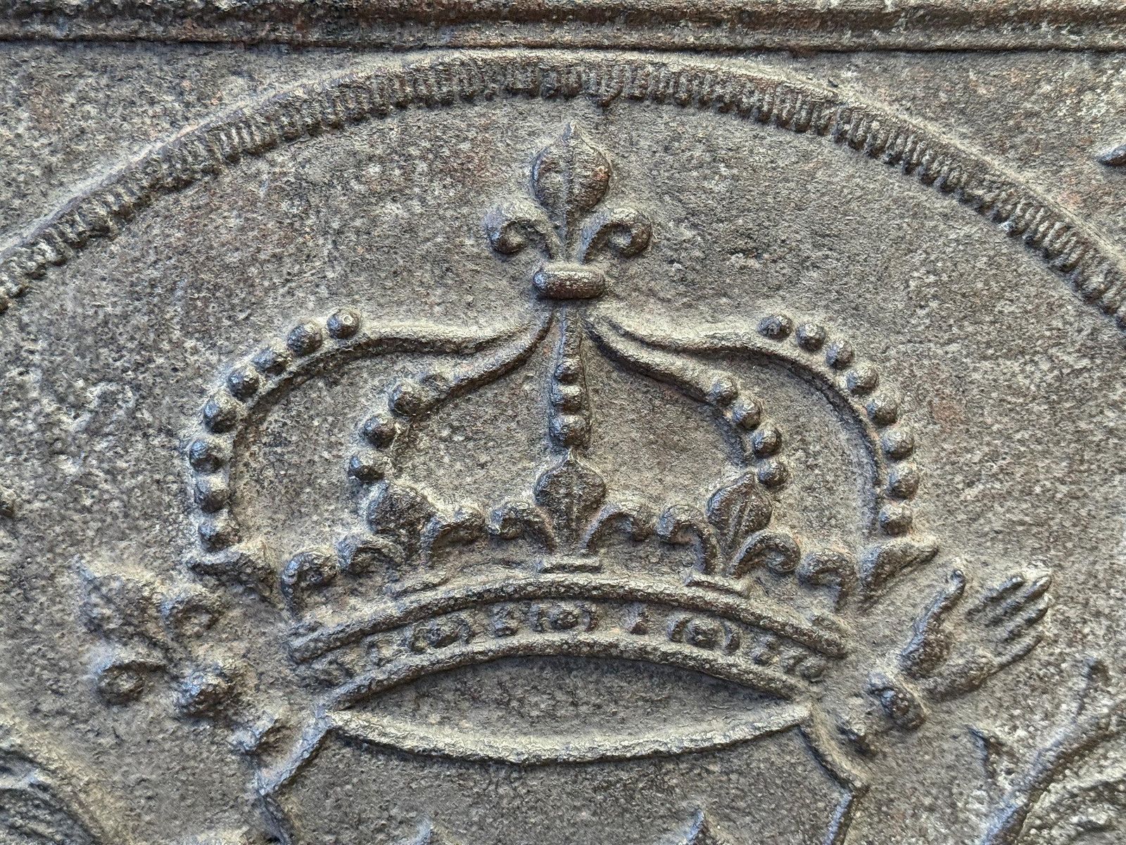 photo furniture 18th Century French Louis XV Period 'Arms Of France' Fireback / Backsplash