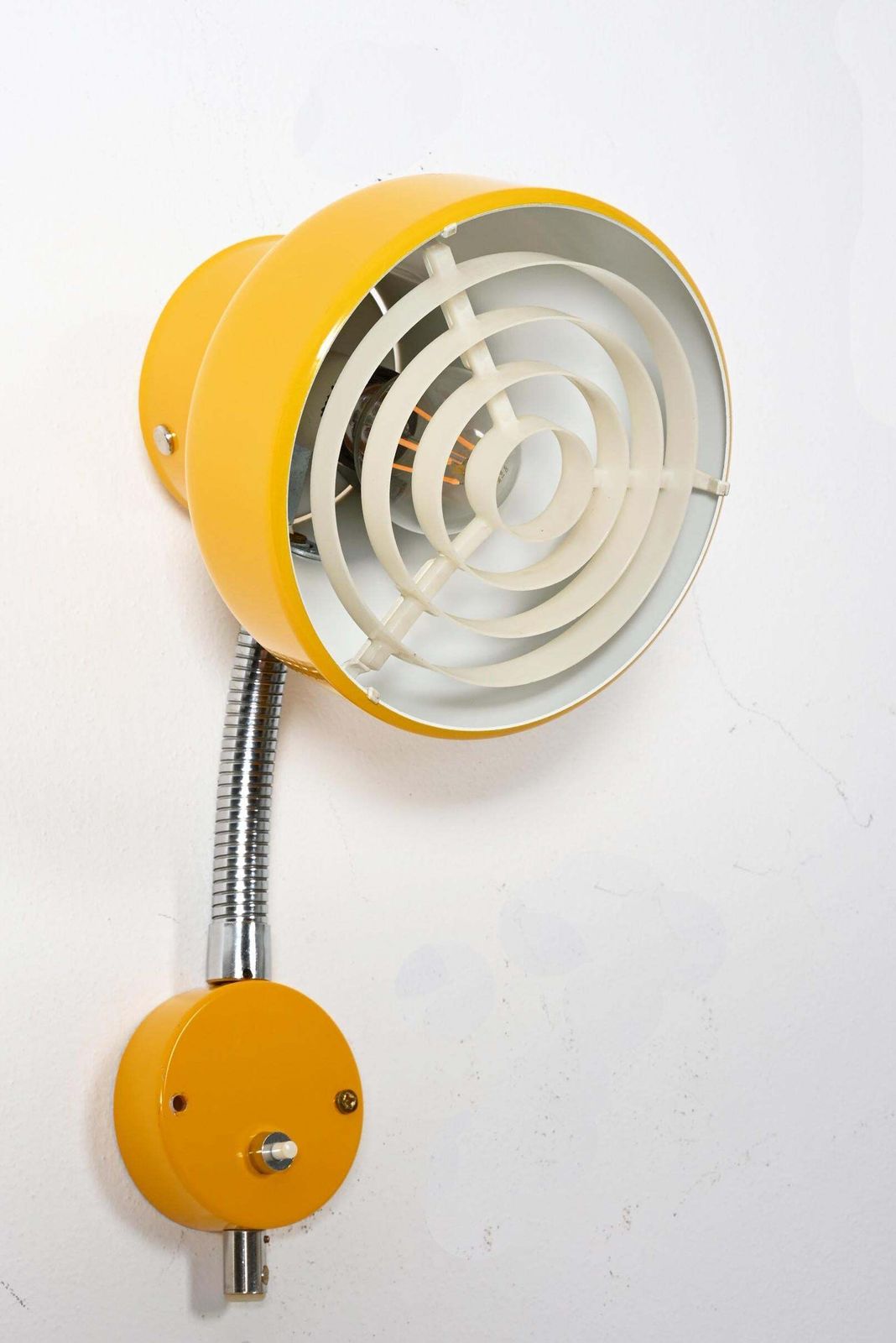 Gele Bumling Wandlamp Van Ateljé Lyktan photo vinterior
