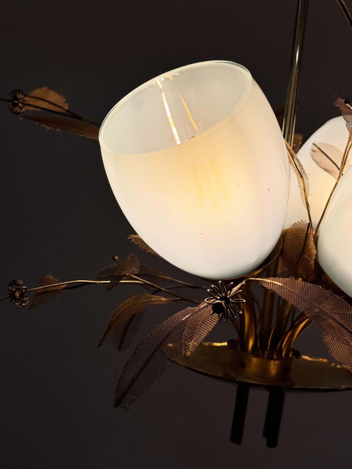photo vinterior Bloemboeket Hanglamp Van Paavo Tynell Voor Taito Oy Met Blauw Glas