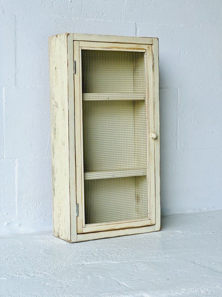 Vintage Wandkast Met Gaaswerk photo 373.0