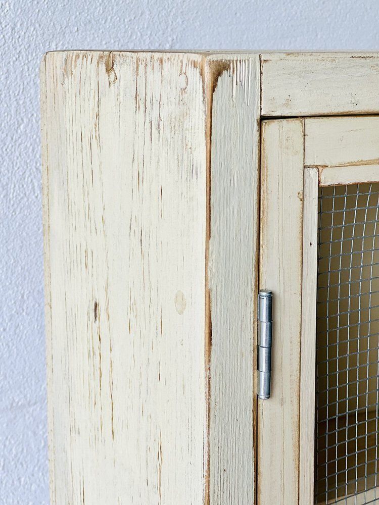Vintage Wandkast Met Gaaswerk photo vinterior