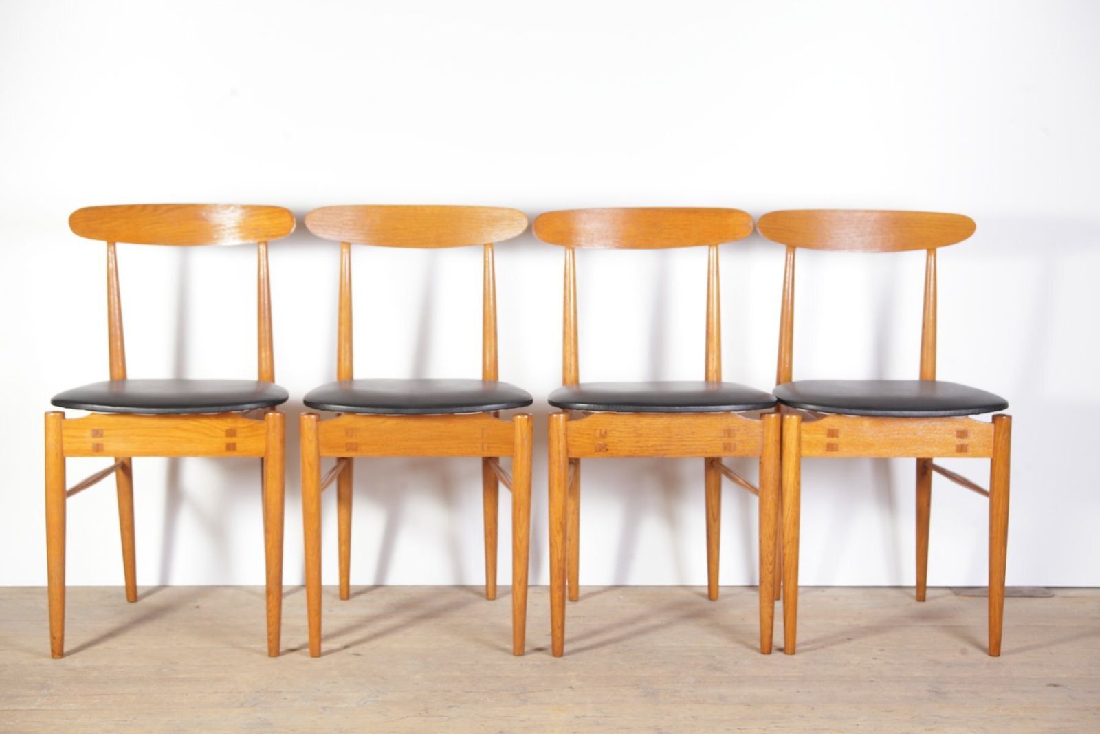 1084.0 Mid Century Eiken En Zwartleren Eetkamerstoelen Van Uluv, Voormalig Tsjecho Slowakije, Jaren 1960, Set Van 4 photo