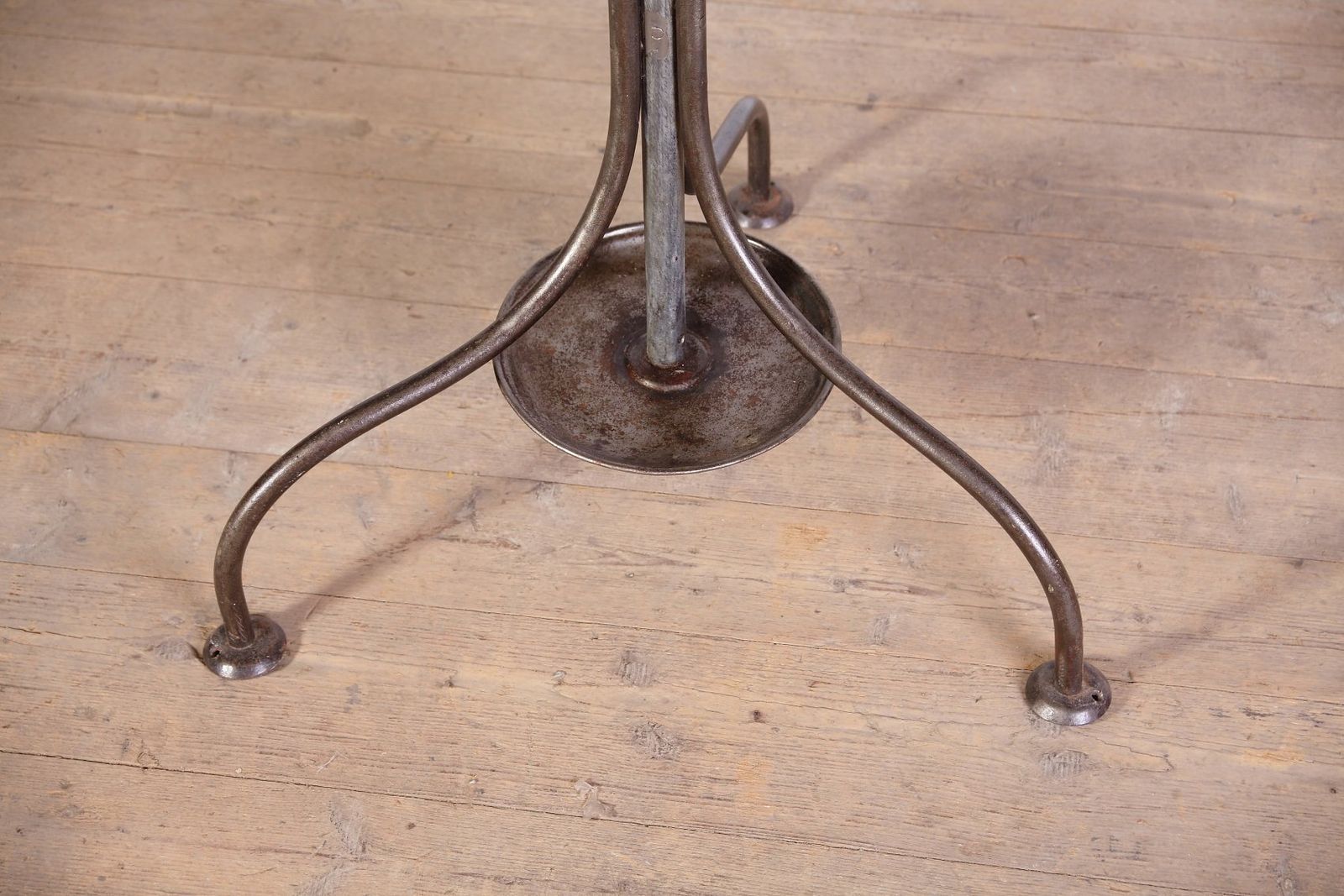 Industriële Staande Kapstok, Voormalig Tsjecho Slowakije, Jaren 1920 photo vinterior