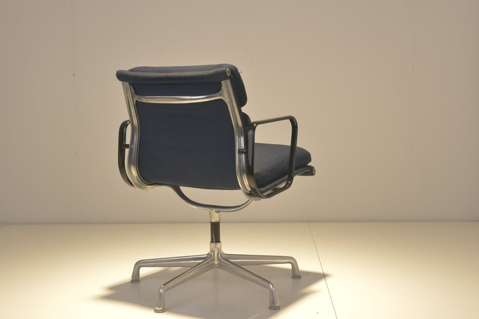 Ea 208 Softpad Aluchair By Charles And Ray Eames For Herman Miller, 1970s photo furniture