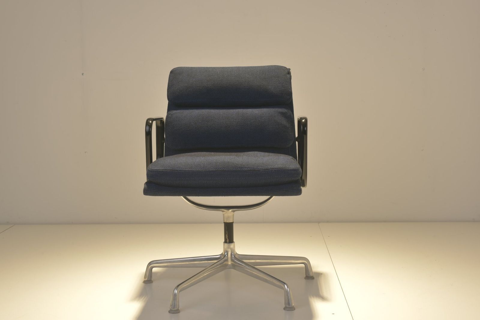 Ea 208 Softpad Aluchair By Charles And Ray Eames For Herman Miller, 1970s photo Furniture