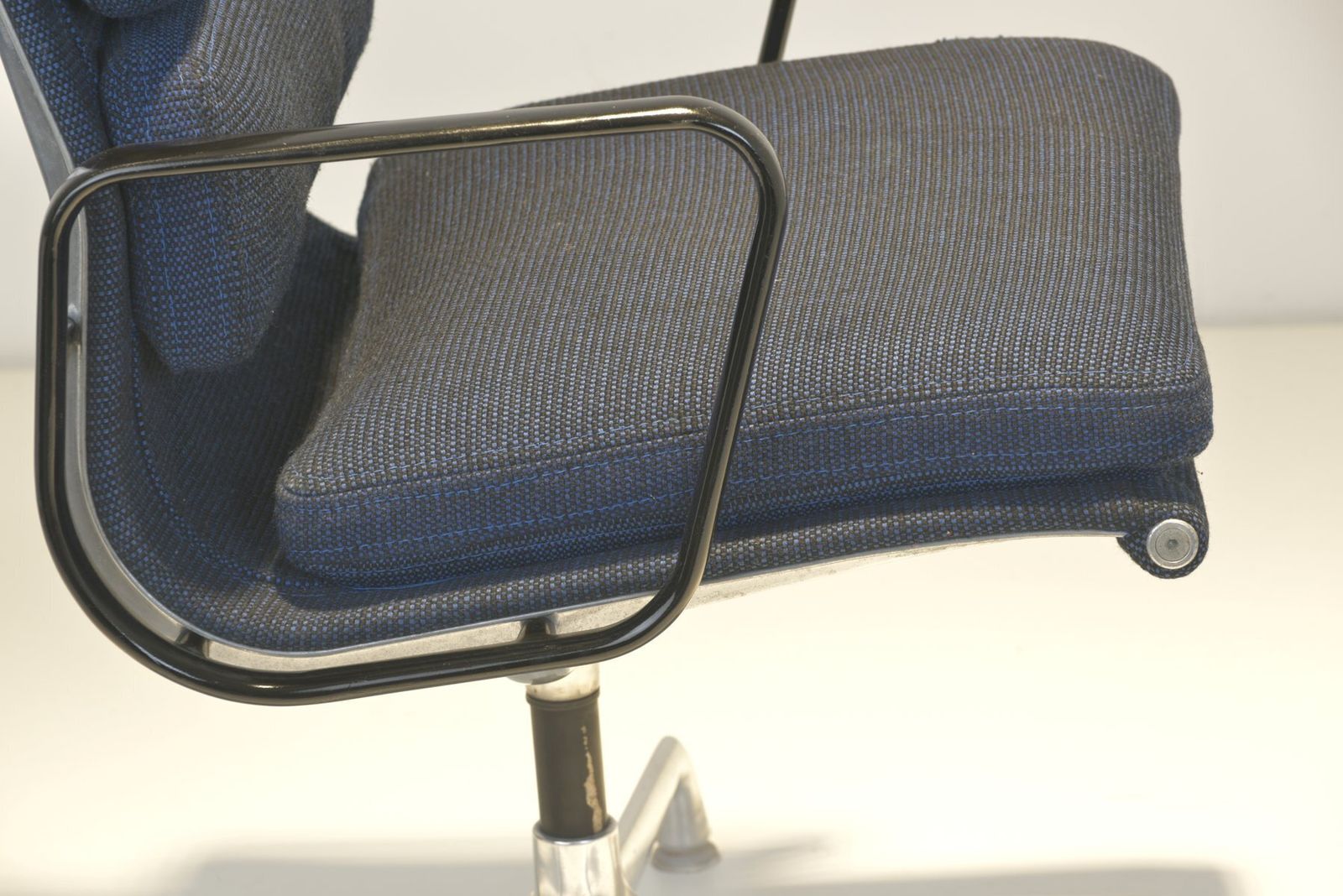 photo for sale Ea 208 Softpad Aluchair By Charles And Ray Eames For Herman Miller, 1970s