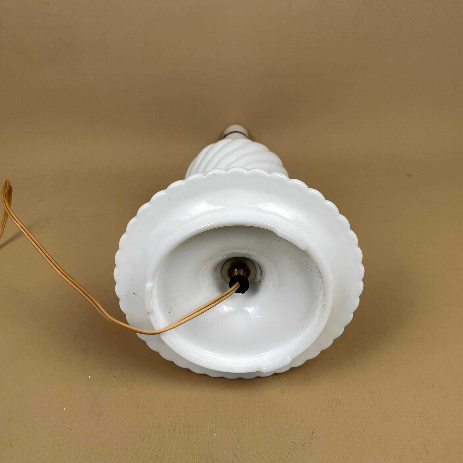 photo furniture Vintage Milk Glass White Lamp Light Table Swirl Pattern Boudoir Accent 33cm Bedside Side Swirled Design Round Ball