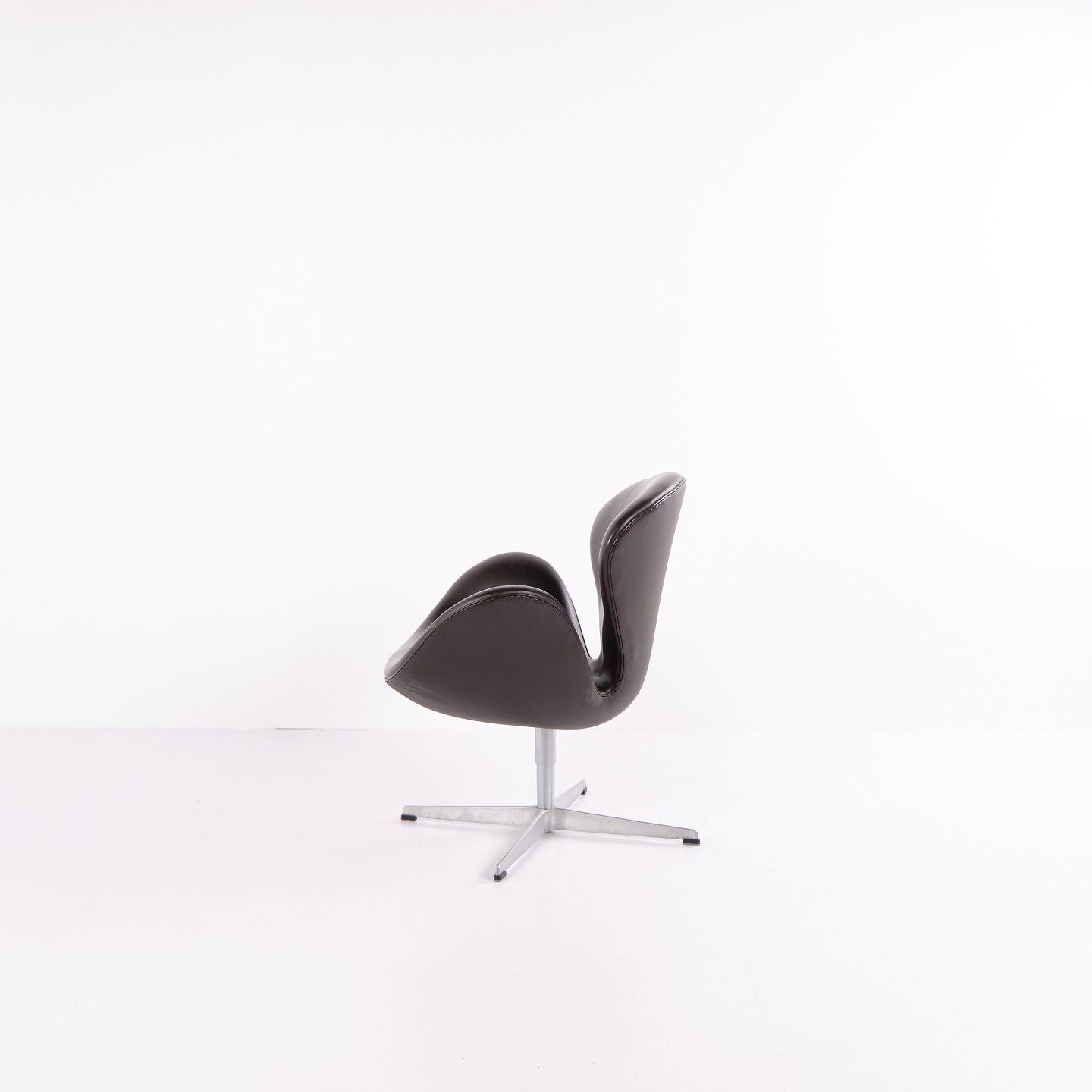 Armchair   The Swan   Model 3320   Brown Leather   Arne Jacobsen   Fritz Hansen   2007 photo furniture