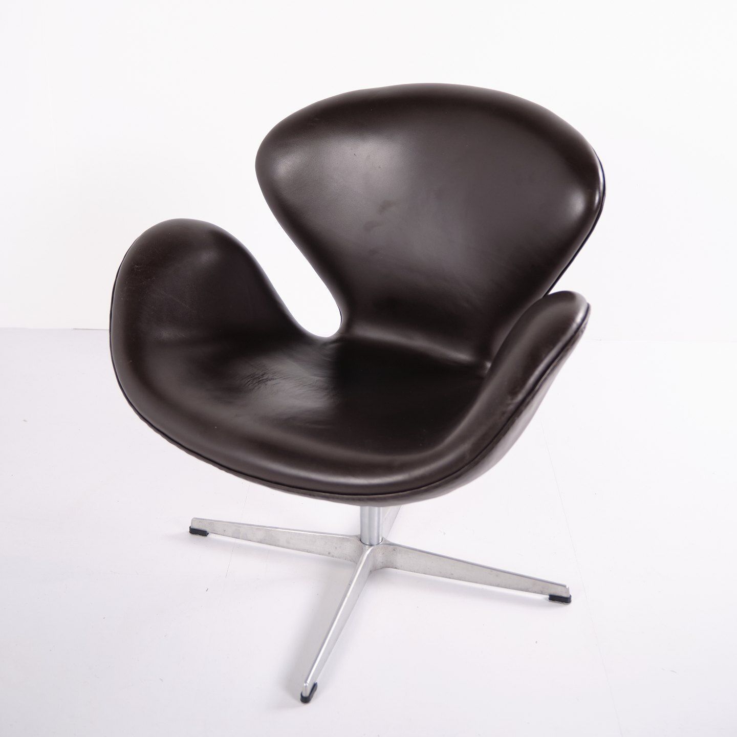Armchair   The Swan   Model 3320   Brown Leather   Arne Jacobsen   Fritz Hansen   2007 photo vinterior