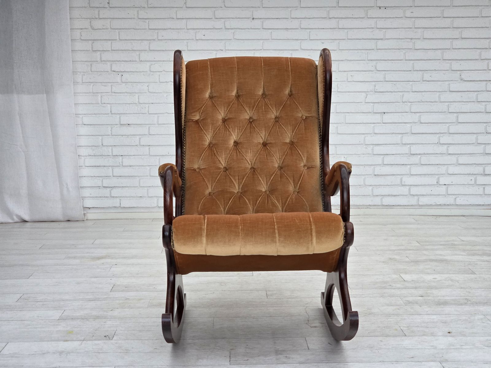 photo vintage Ca. Jaren 1960, Scandinavische Schommelstoel, Meubelvelours, Donker Beukenhout.