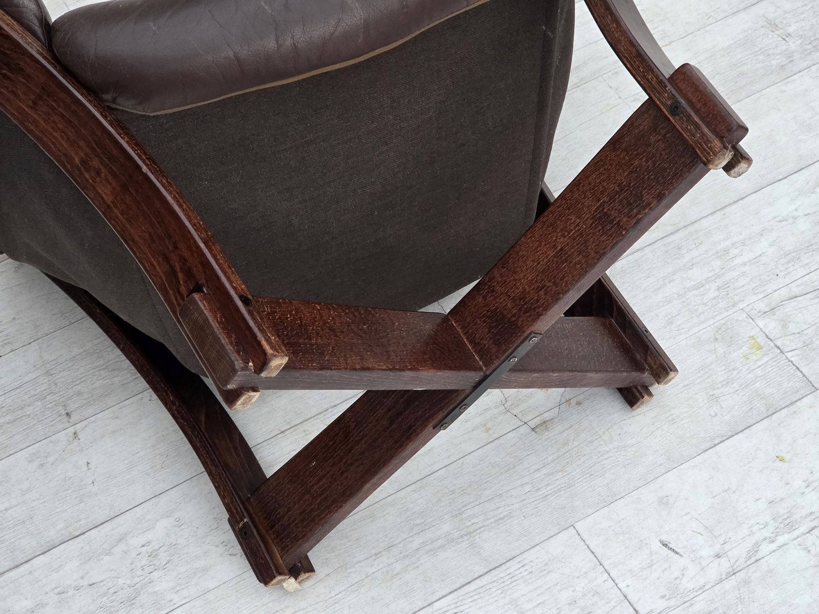 photo vintage 1970s, Scandinavian Lounge Chair, Furniture Leather, Oak Wood.