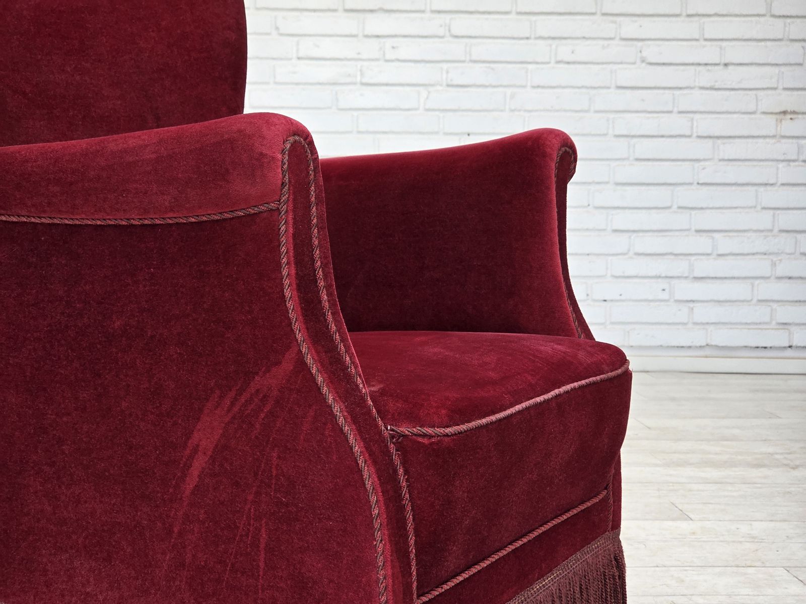 photo vinterior 1970s, Danish Armchair, Cherry Red Furniture Velour, Oak Wood Legs.
