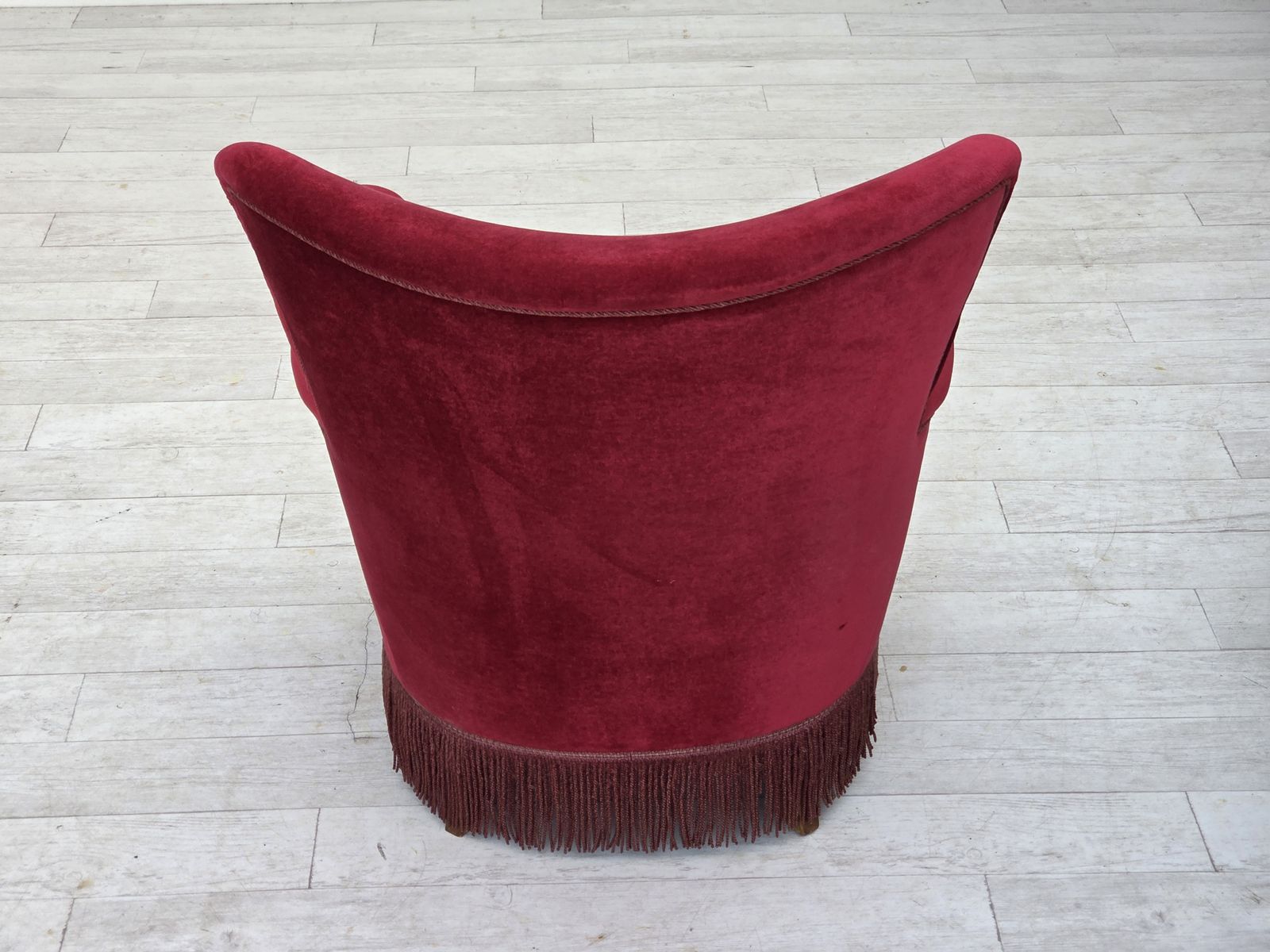 photo vintage 1970s, Danish Armchair, Cherry Red Furniture Velour, Oak Wood Legs.