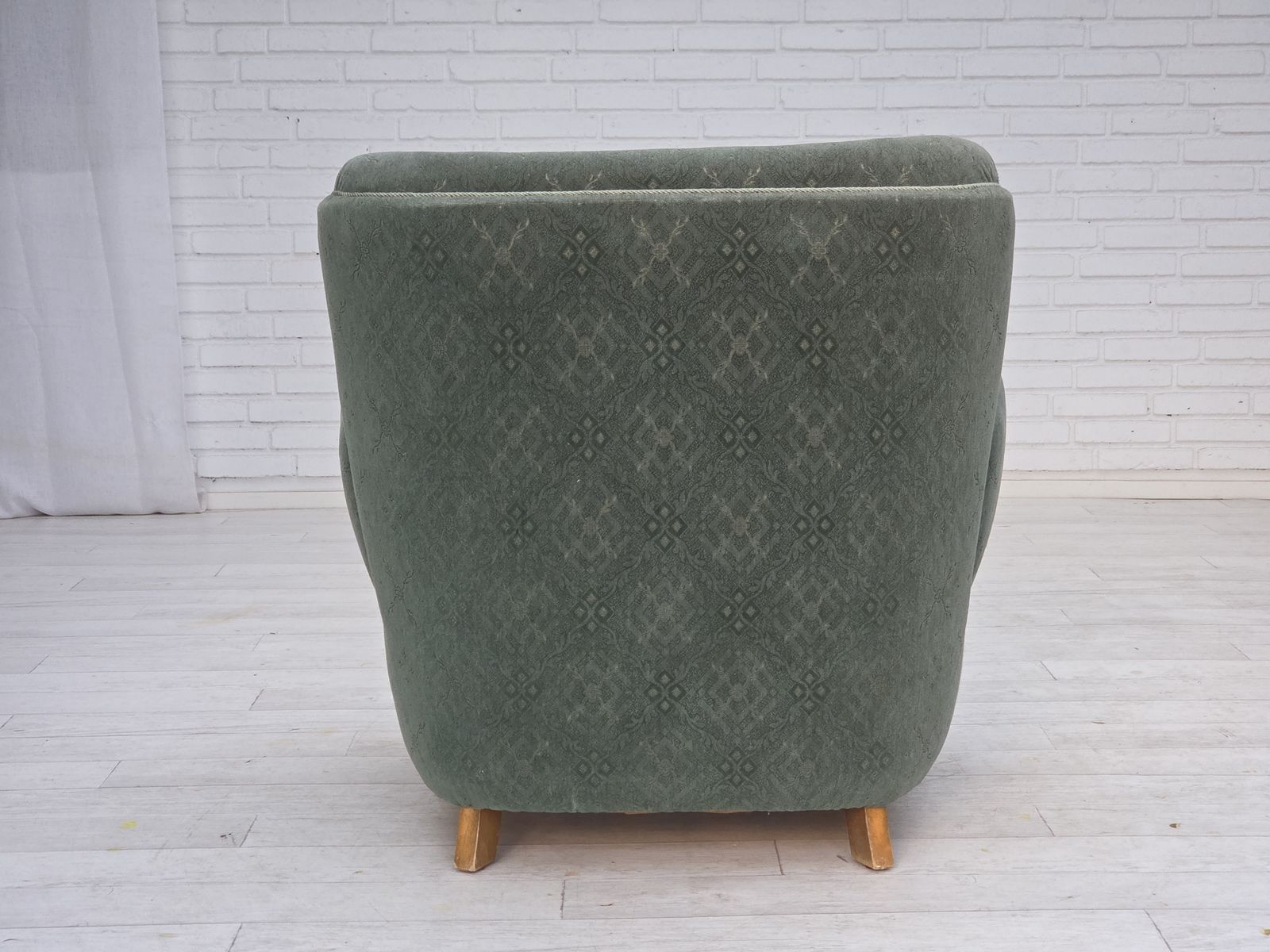 Jaren 1960, Deense Fauteuil, Lichtgroene Meubelwol, Eikenhouten Poten. photo Meubels