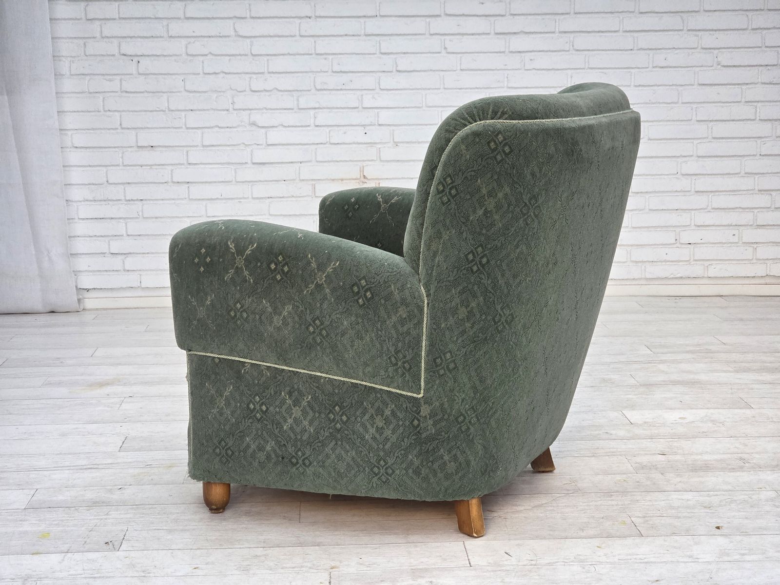 photo buy Jaren 1960, Deense Fauteuil, Lichtgroene Meubelwol, Eikenhouten Poten.