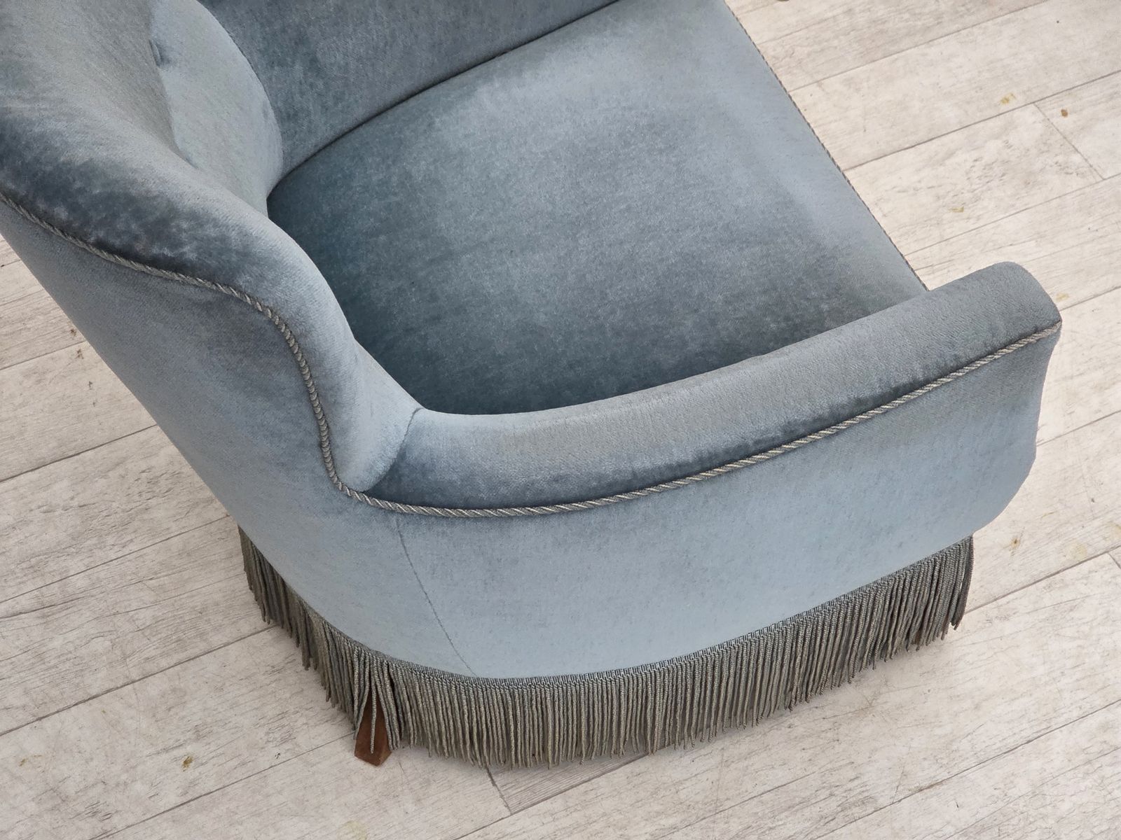 photo vinterior 1970s, Danish Armchair With Footstool, Blue Furniture Velour, Oak Wood Legs.