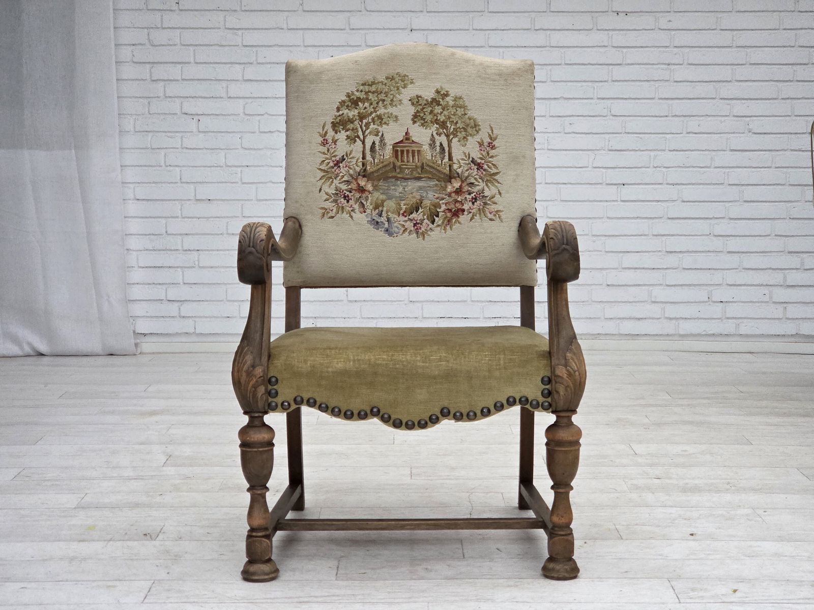 photo vintage Ca. Jaren 1950, Deense Fauteuil Met Hoge Rugleuning, Handgeweven Wol, Velours, Gesneden Eikenhout.