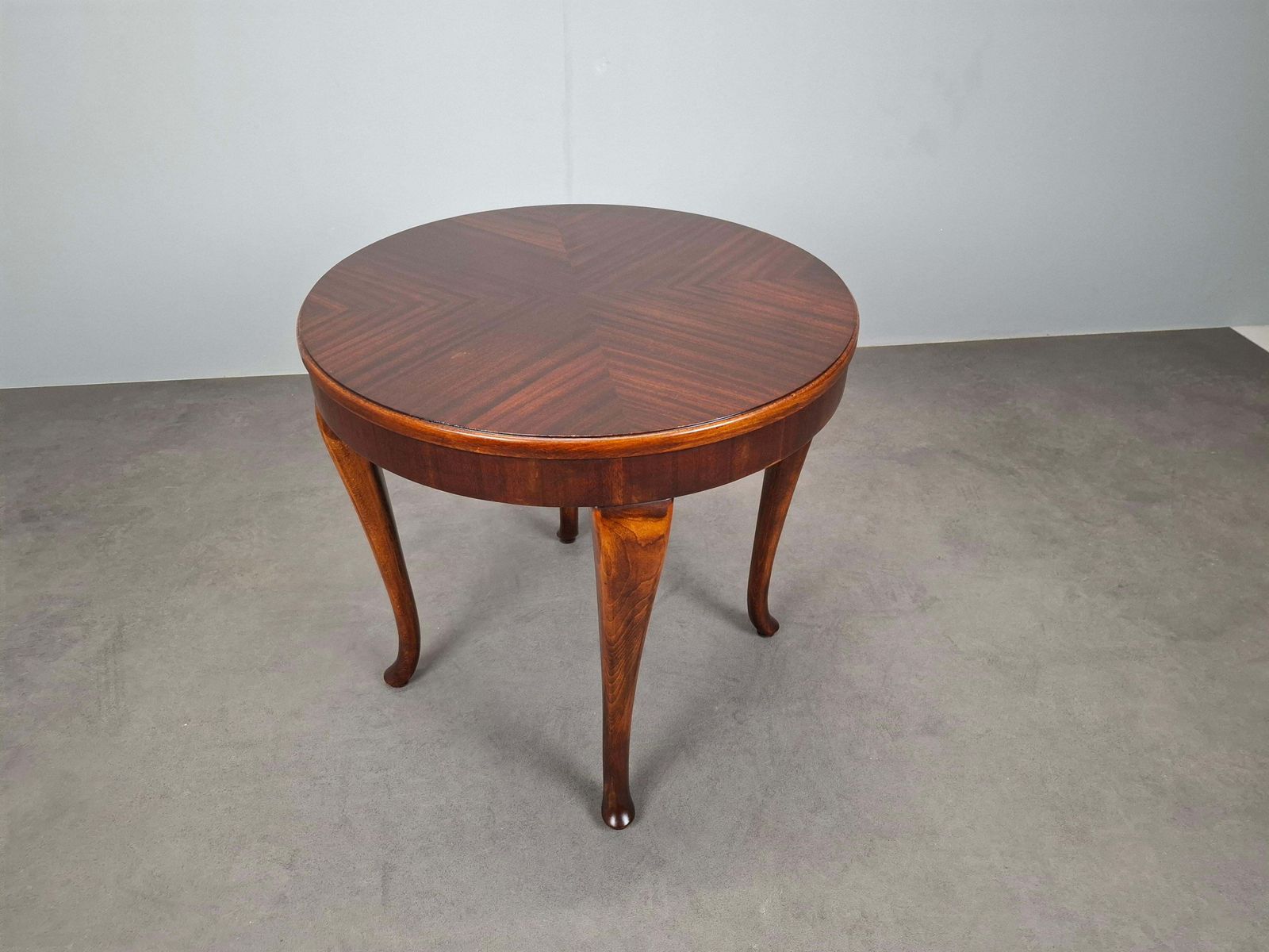 1930s Czechoslovak Art Deco Round Table In Wood And Veneer photo vinterior