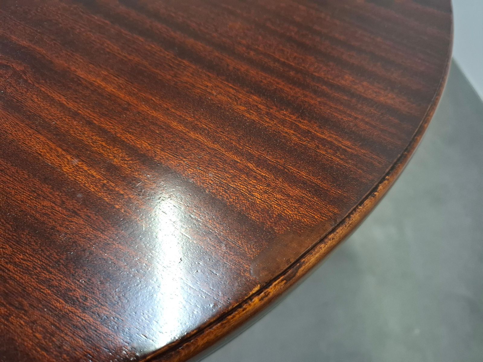 photo vinterior 1930s Czechoslovak Art Deco Round Table In Wood And Veneer