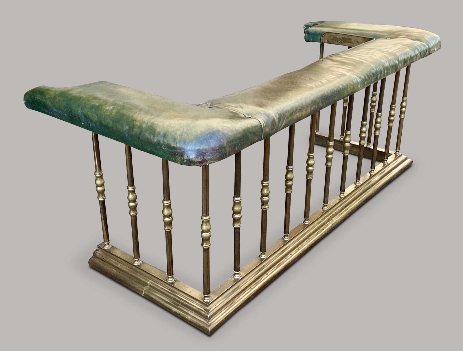 photo furniture Good C19th Substantial Club Fender