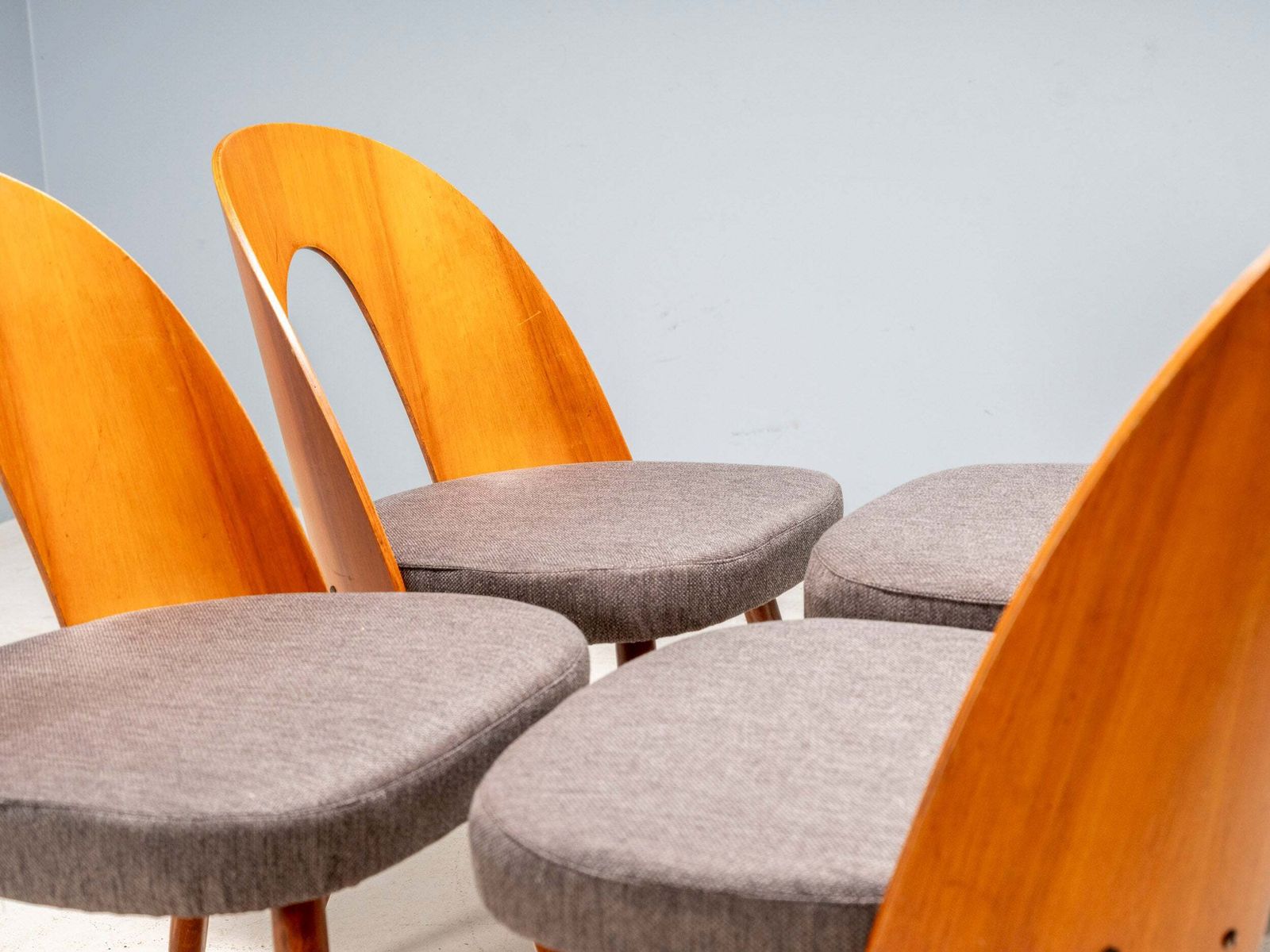 photo furniture Antonín šuman Eetkamerstoelen, Tatra Nábytok, Tsjecho Slowakije Jaren 1960