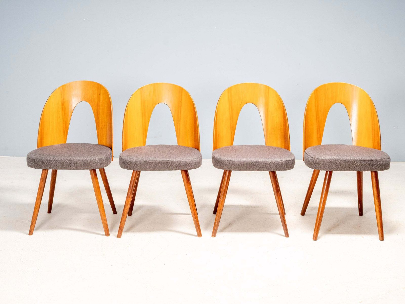 photo for sale Antonín šuman Eetkamerstoelen, Tatra Nábytok, Tsjecho Slowakije Jaren 1960