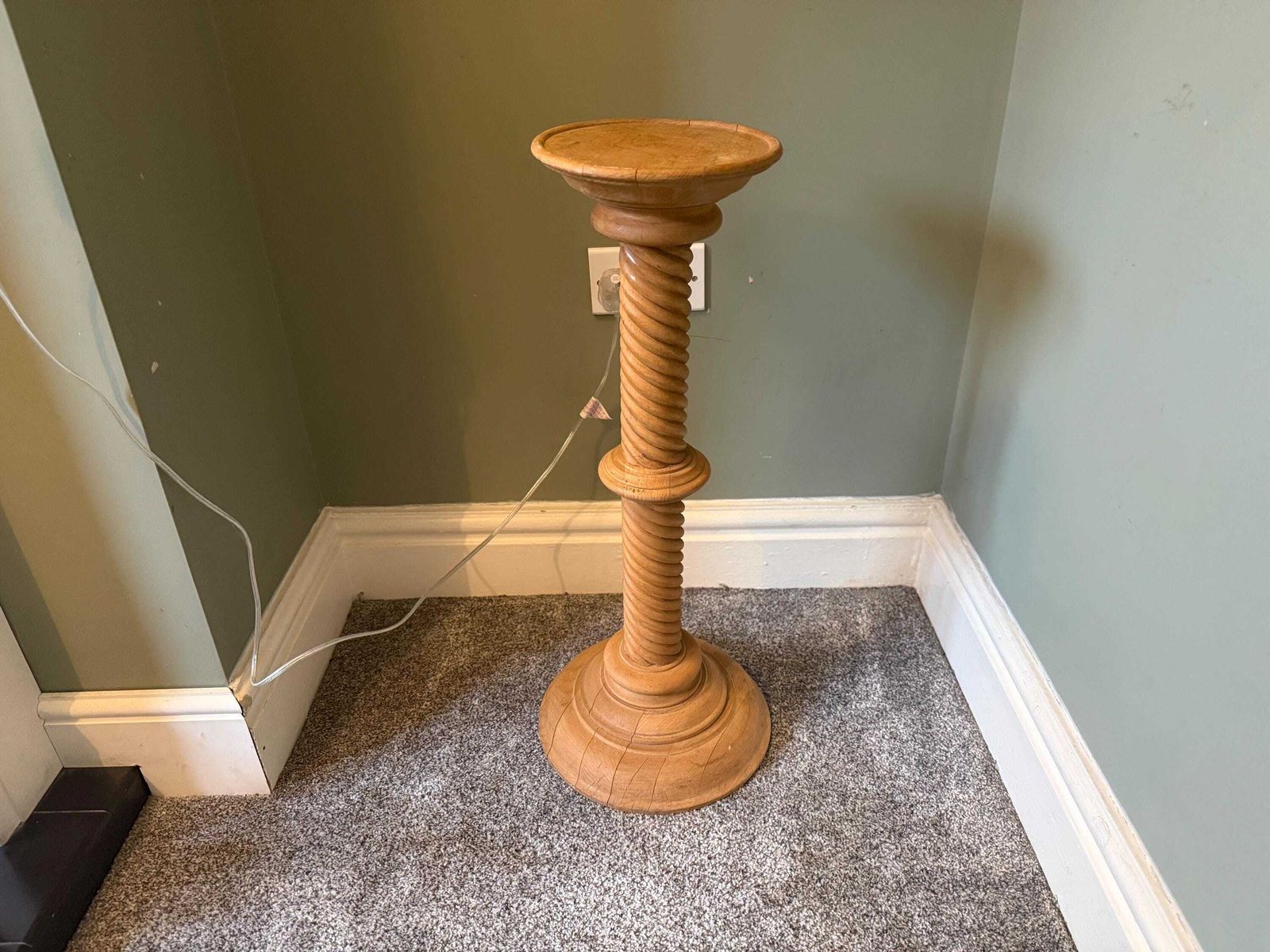 photo vintage Vintage Solid Wood Plant Stand / Pot Stand / Pedestal Table / Lamp Stand