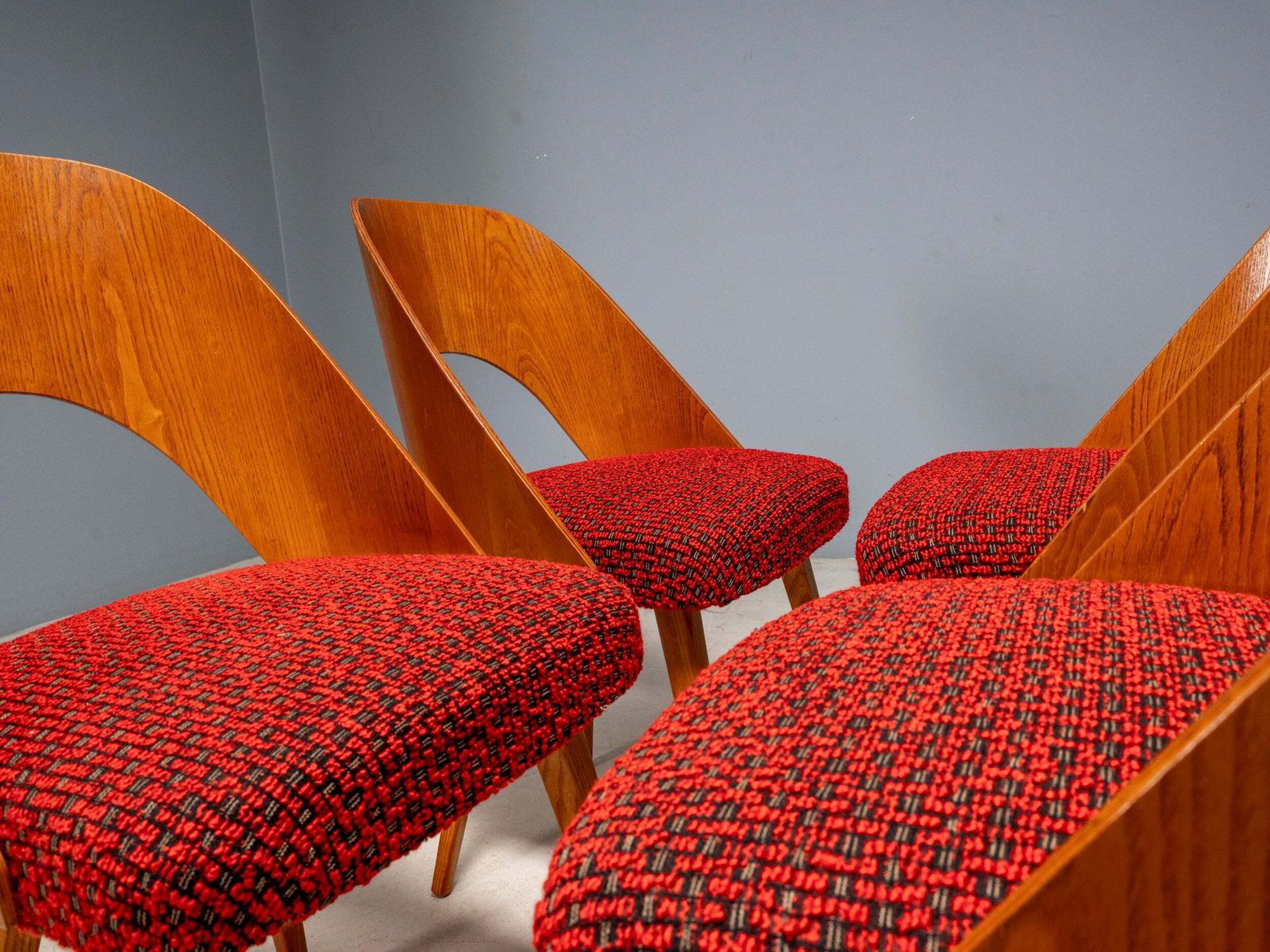 Antonín šuman Eetkamerstoelen, Tatra Nábytok, Tsjecho Slowakije Jaren 1960 photo furniture