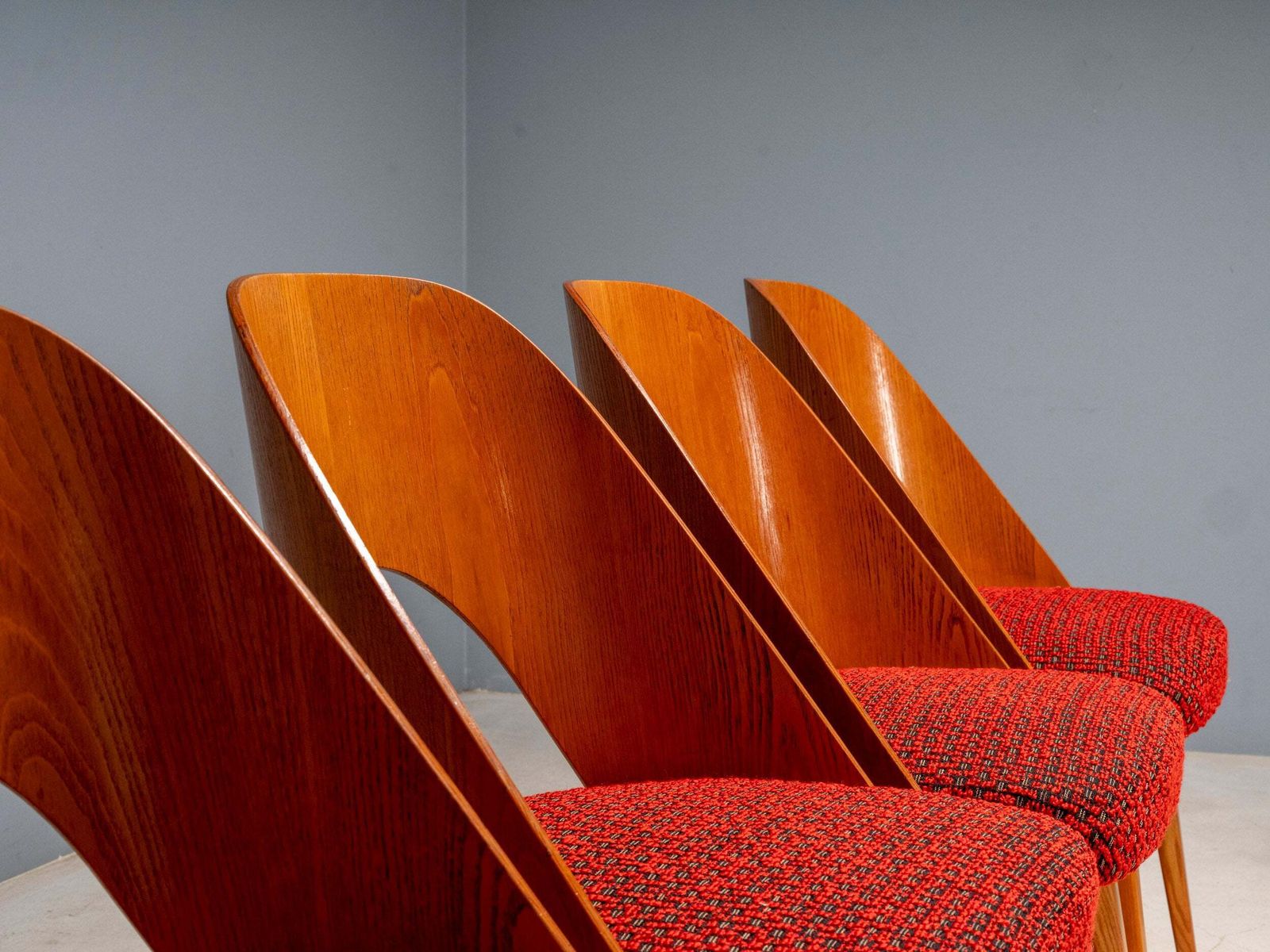 photo furniture Antonín šuman Eetkamerstoelen, Tatra Nábytok, Tsjecho Slowakije Jaren 1960