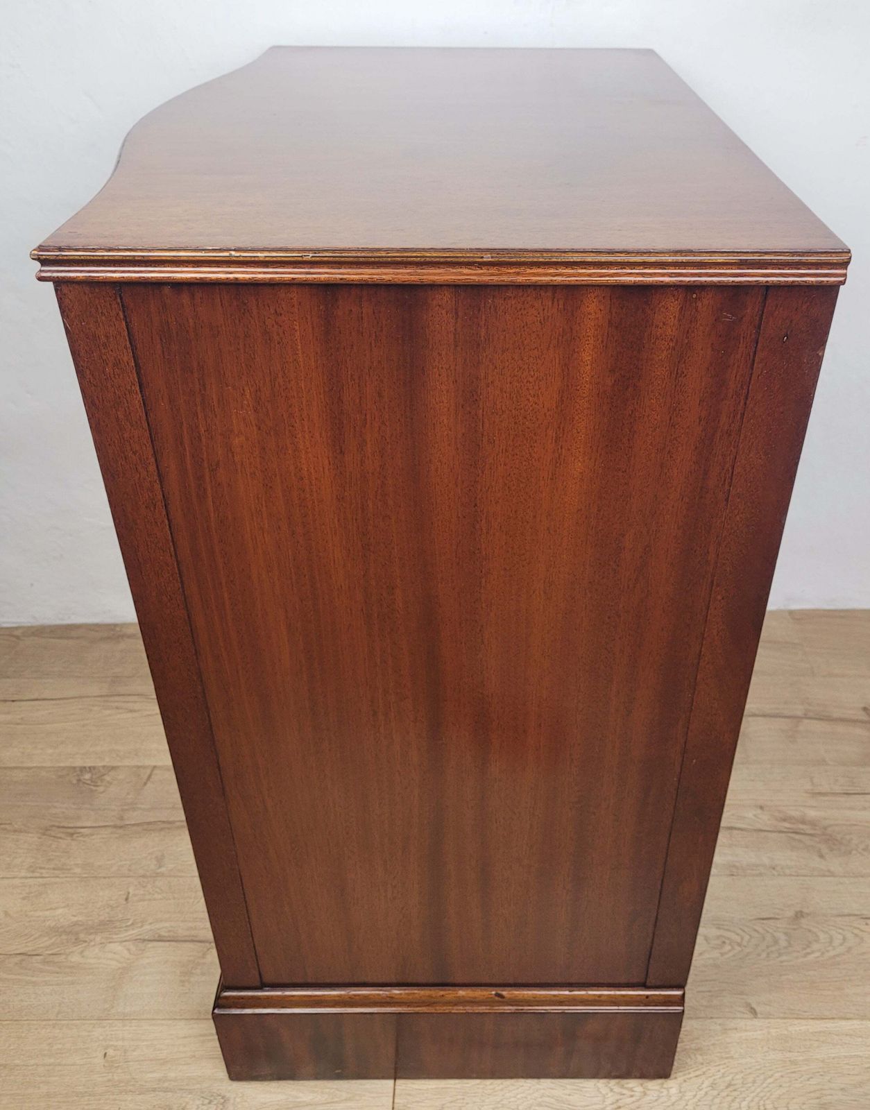 photo vintage Chest Of Drawers 4 Serpentine Front Mahogany Antique English