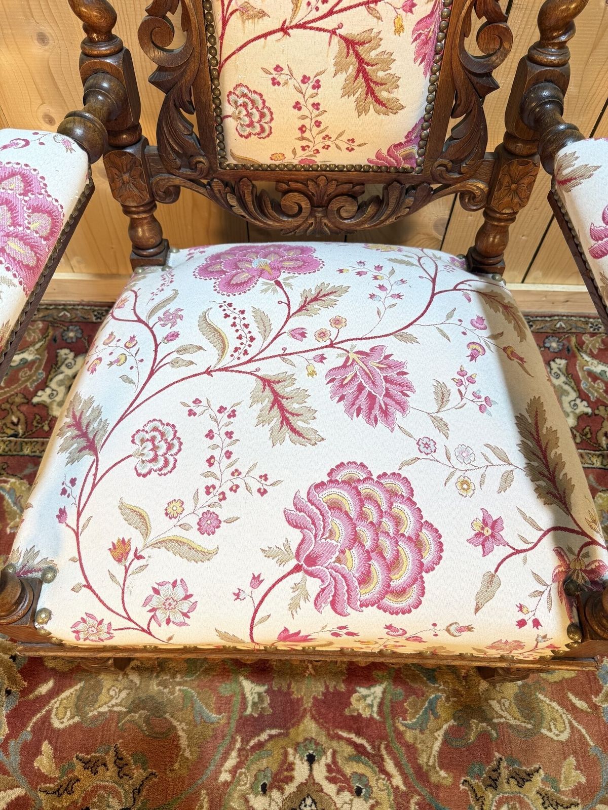 Fauteuil En Noyer Sculpté De Style Haute époque photo Furniture