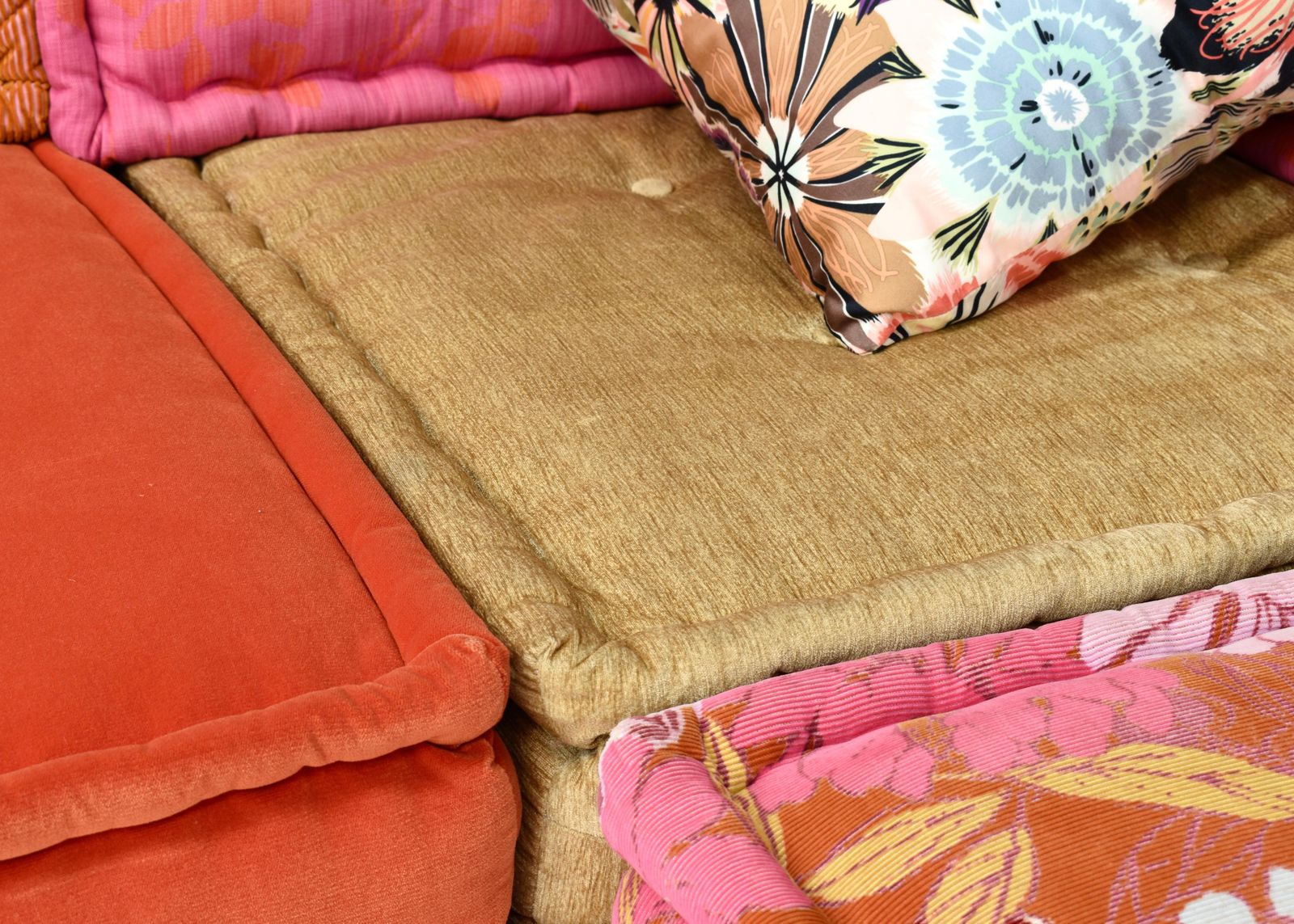 photo vintage Mah Jong 33 Piece Sofa By Hans Hopfer In Missoni / Kenzo Fabric For Roche Bobois