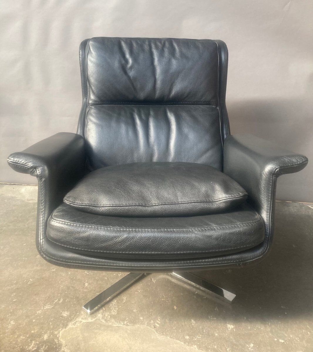 Italian Black Leather Swivel Chair In The Style Of Minotti, 1970s