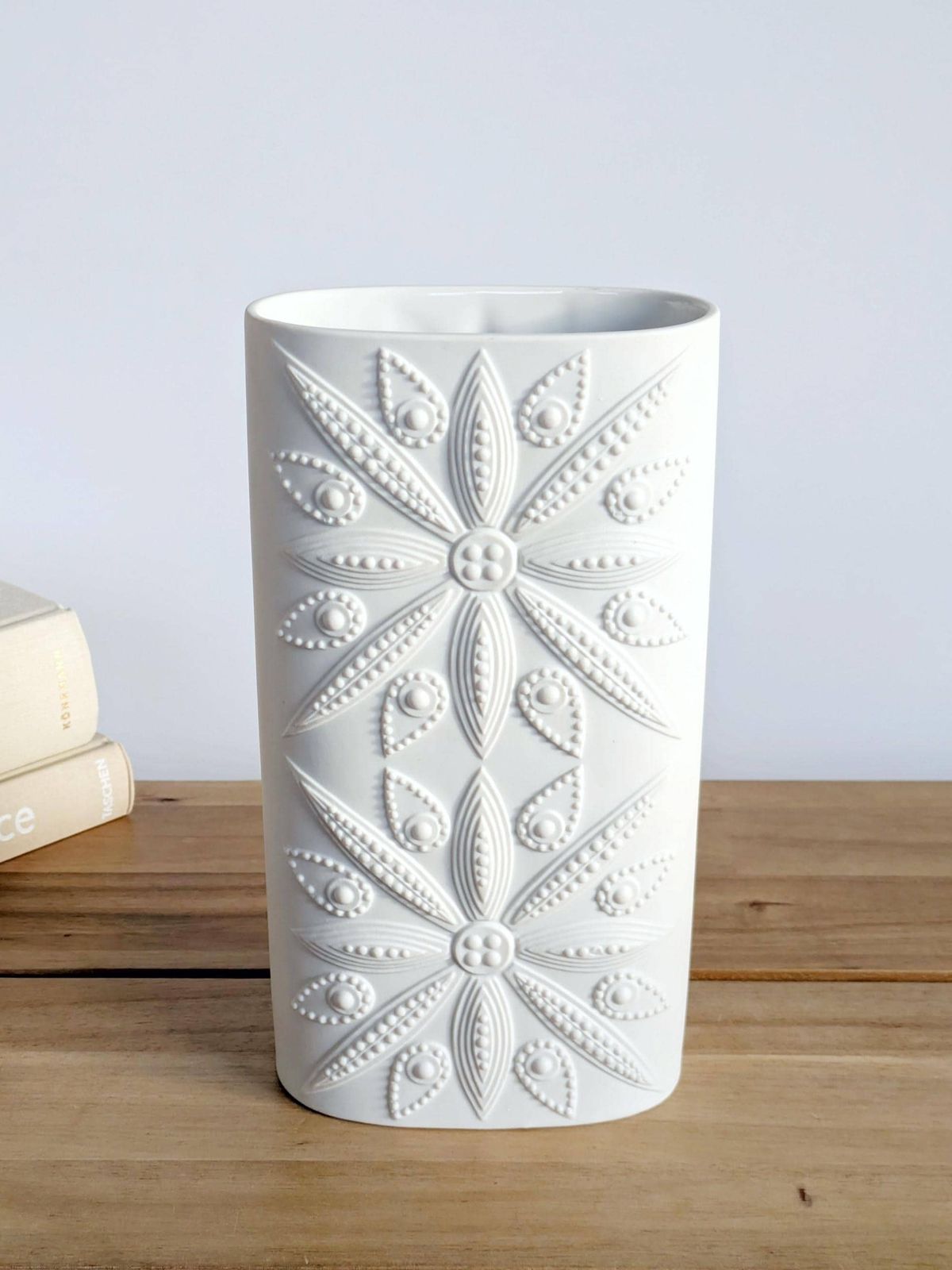 photo vintage Architectural Biscuit Porcelain Vase: Nanny Still For Heinrich, Germany, 1970s