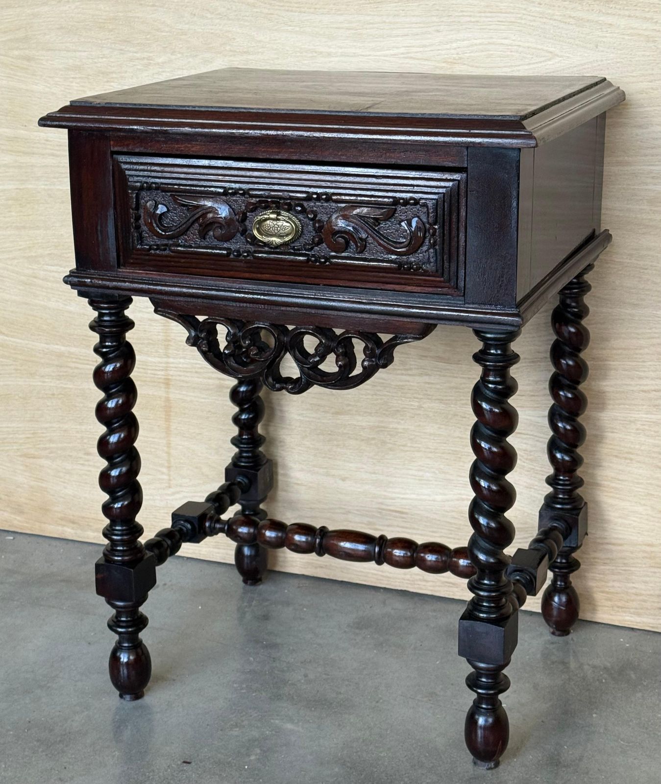Paire de tables de chevet françaises en bois massif sculpté, colonnes salomoniques, XXe siècle photo 2540.0