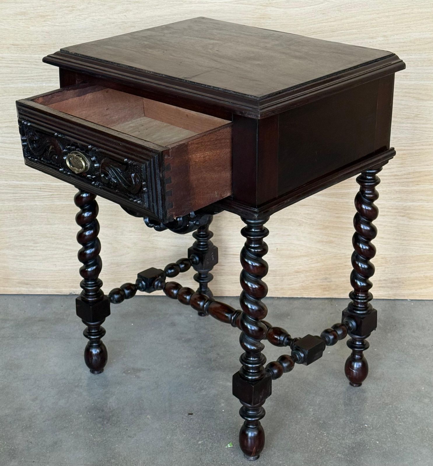 photo for sale Paire de tables de chevet françaises en bois massif sculpté, colonnes salomoniques, XXe siècle