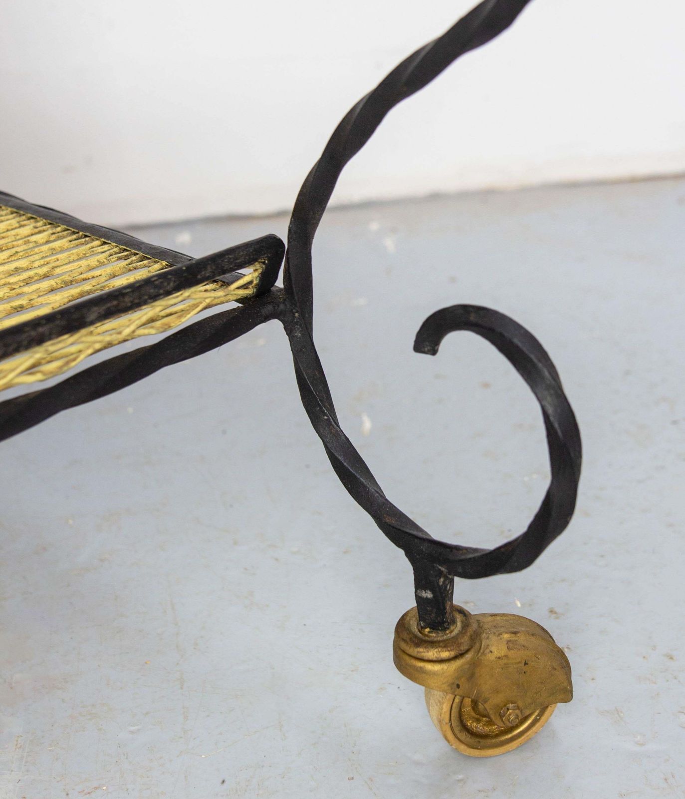 photo vintage Mid Century Black Metal & Plexiglass Red & Yellow Trolley Bar Cart, Circa 1950