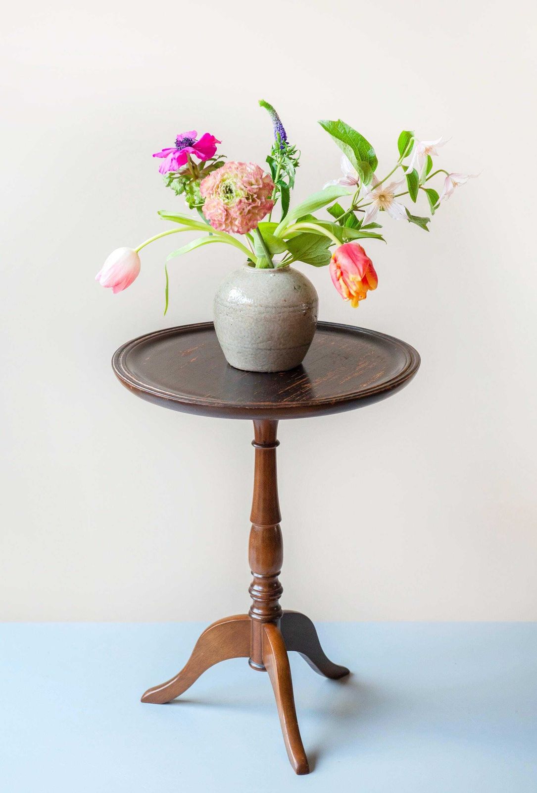227.0 Houten Wijntafel – Antiek Driepoot Bijzettafeltje – Victoriaanse Stijl Ronde Plantenstandaard photo