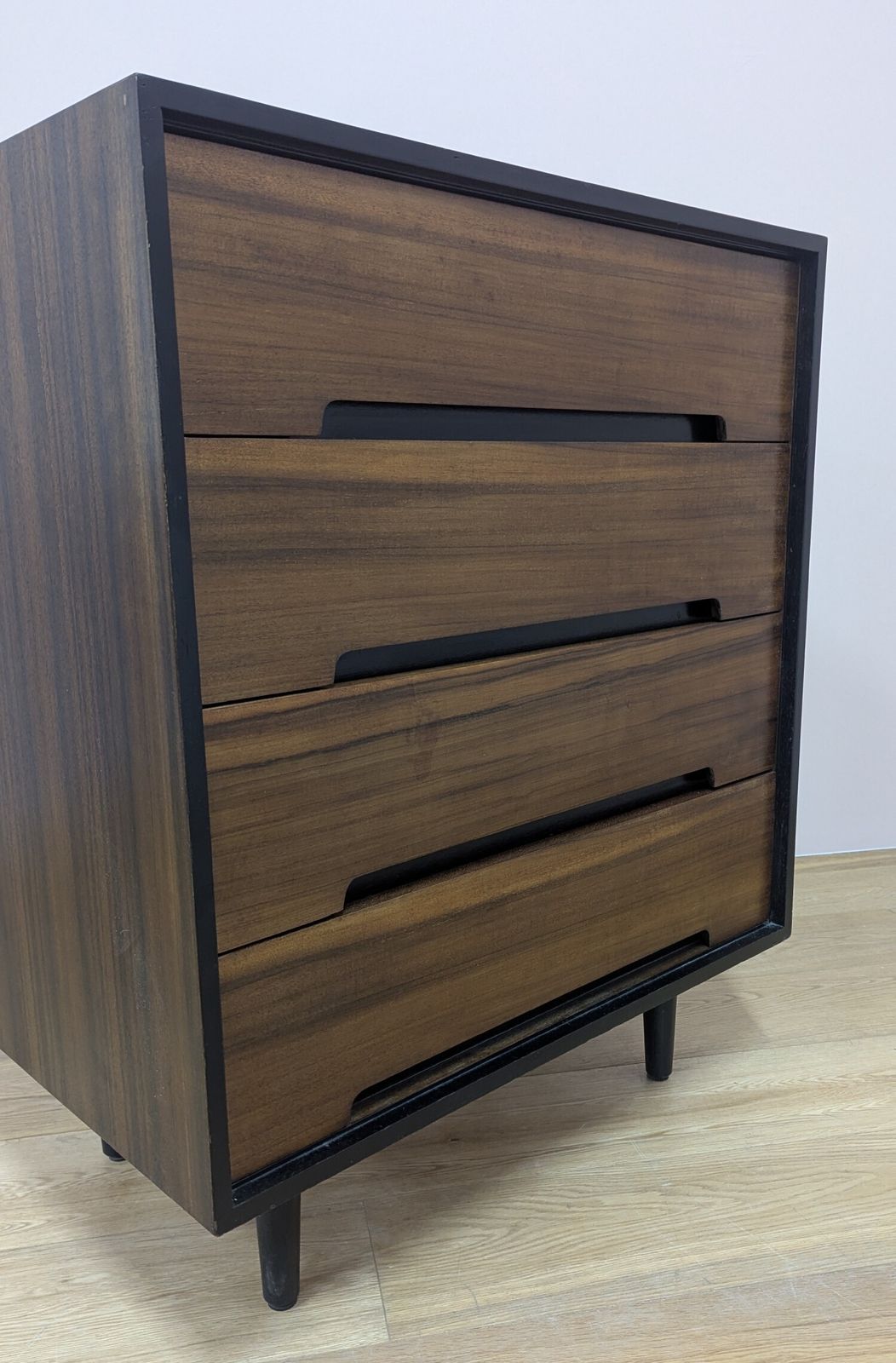 photo vinterior Vintage 1950s C Range Walnut Chest Of Drawers By John & Sylvia Reid For Stag