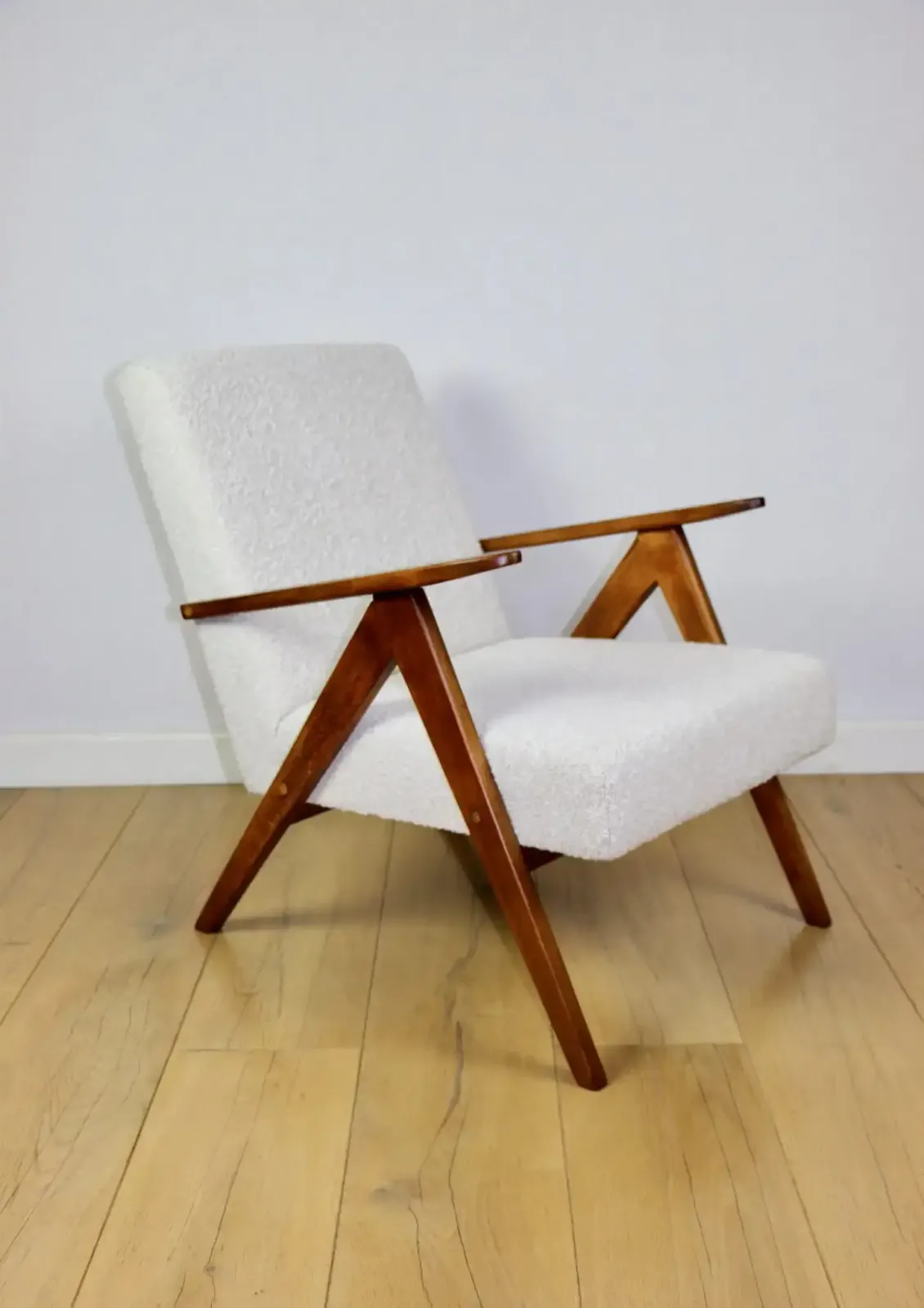 Vintage B 310 Var Armchair, White Bouclé Structure, 1970s   Beech Wood