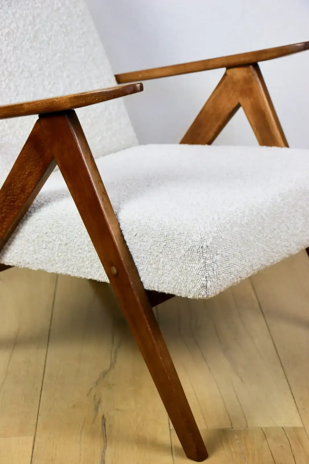 Vintage B 310 Var Armchair, White Bouclé Structure, 1970s   Beech Wood photo furniture