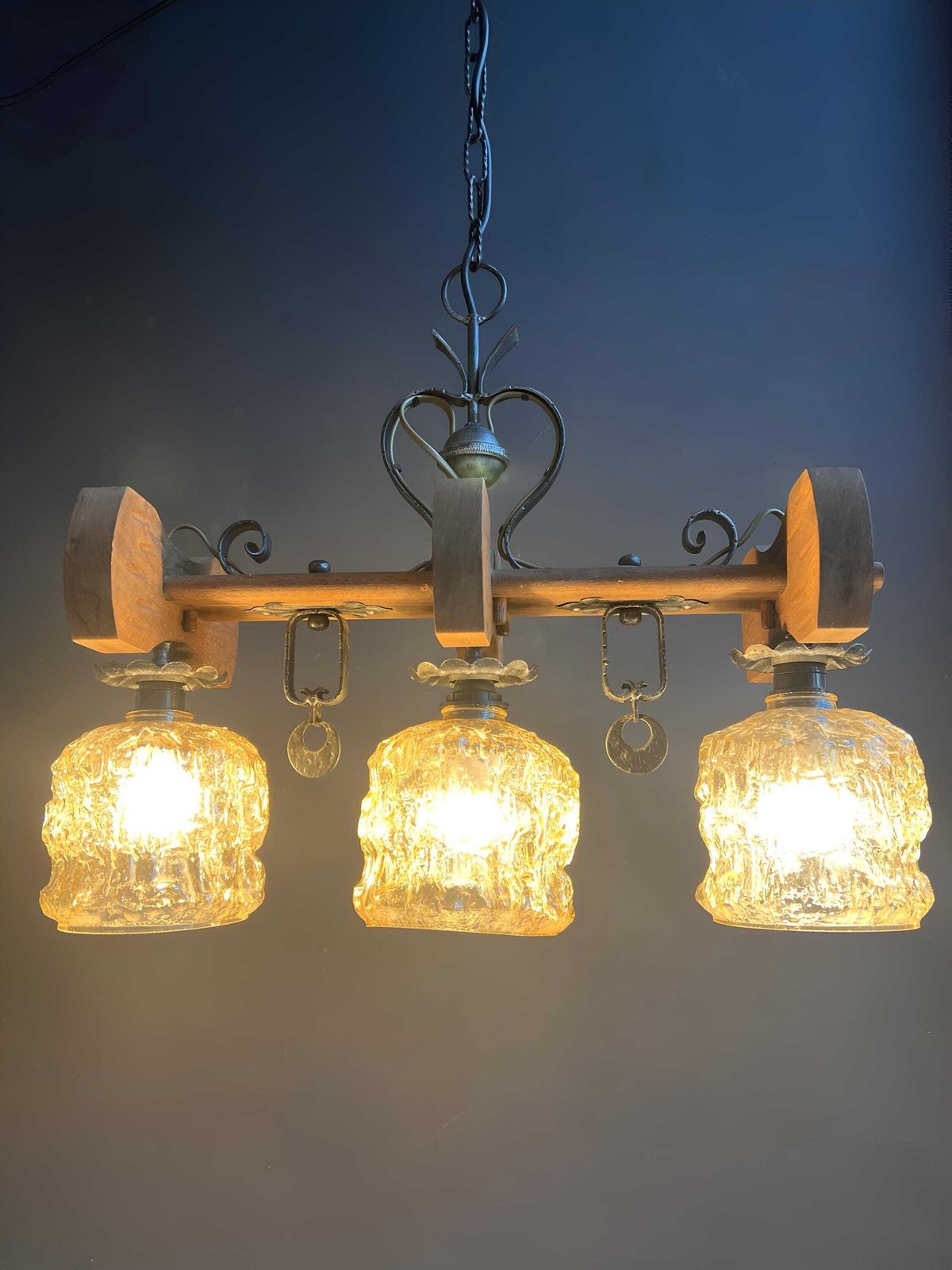 photo vintage Vintage Rustic Mid Century Chandelier: Spanish Revival Wood Beam, Cracked Ice Amber Glass