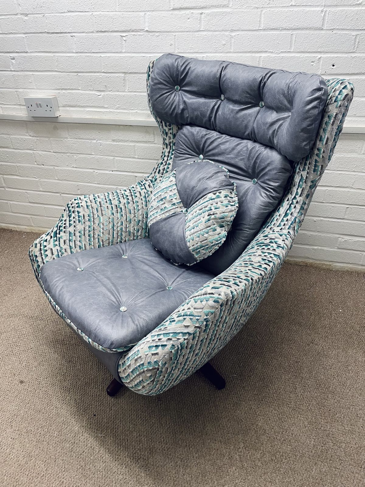 Original Parker Knoll Statesman Suite ( 3 Seater Sofa And 2 Single Swivel Chairs) Newly Refurbished photo 3700.0
