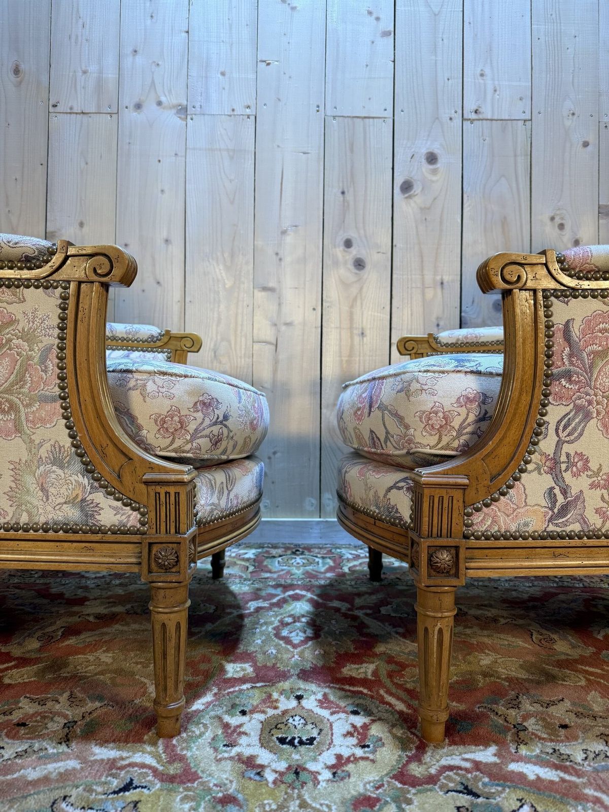 photo furniture Paire De Fauteuils / Bergères Et Repose Pied De Style Louis XVI