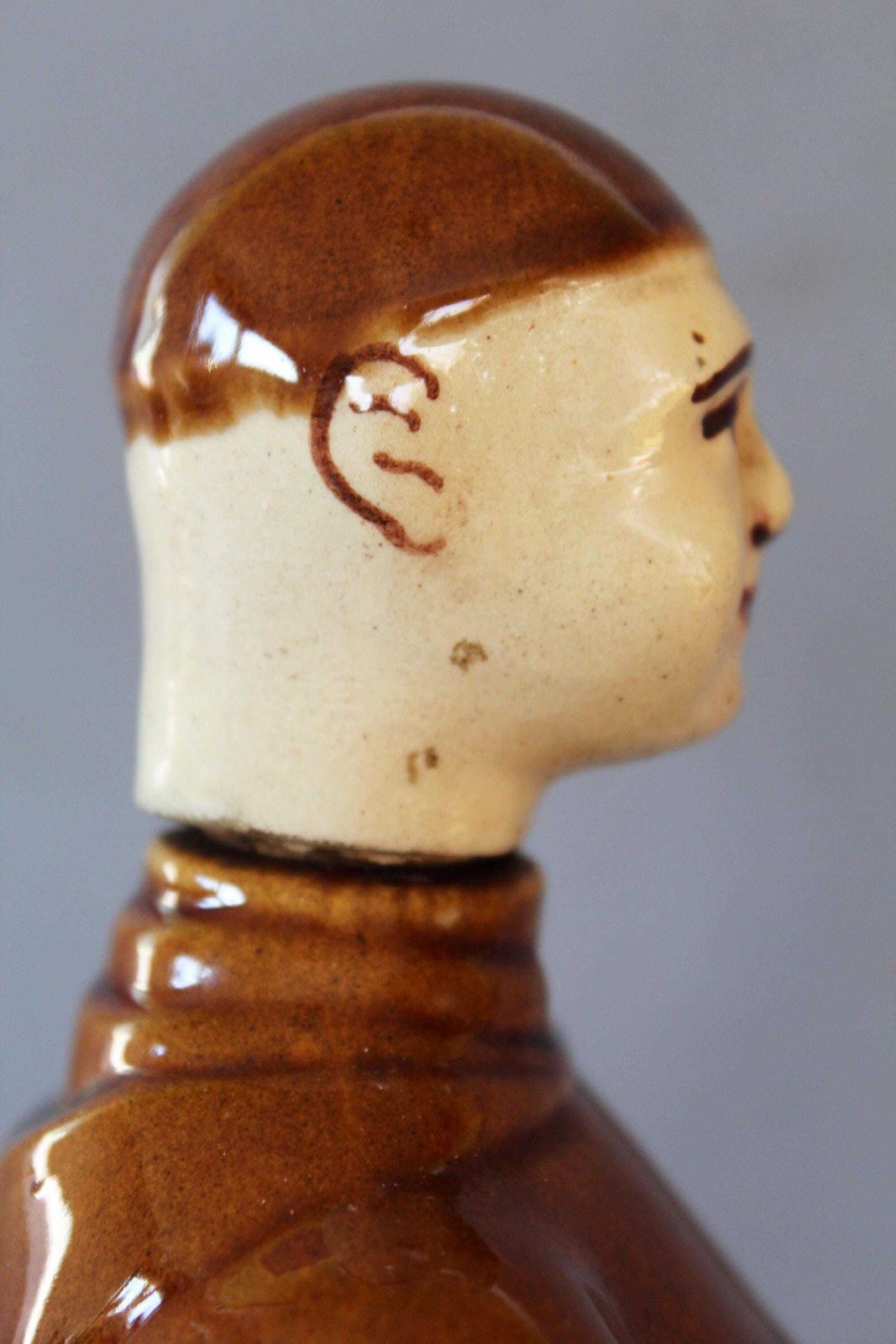 photo buy Grote Vintage Keramische Monnik Fles – Decanteerkaraf Met Muziekdoos, Quimper Keraluc Frankrijk, Kurksluiting, Figuratieve Sculptuur, Leeg